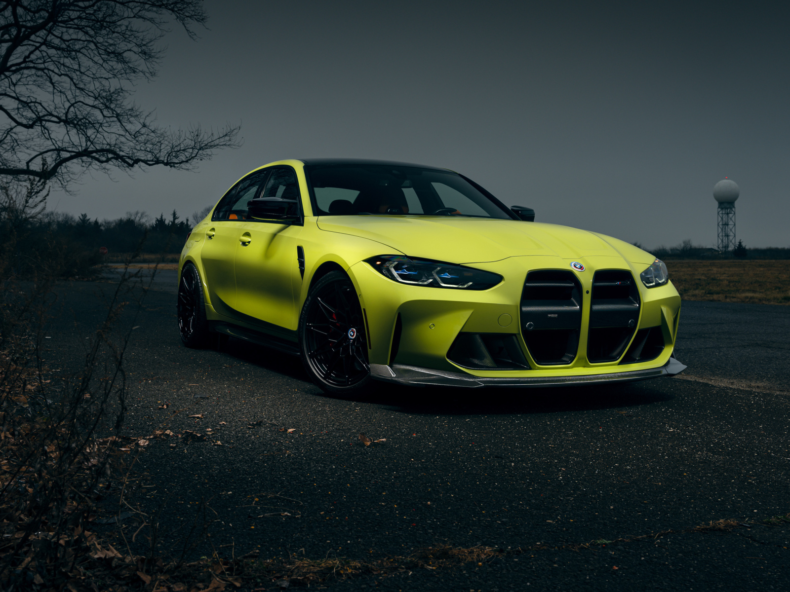 Красивый автомобиль  BMW M3 вечером