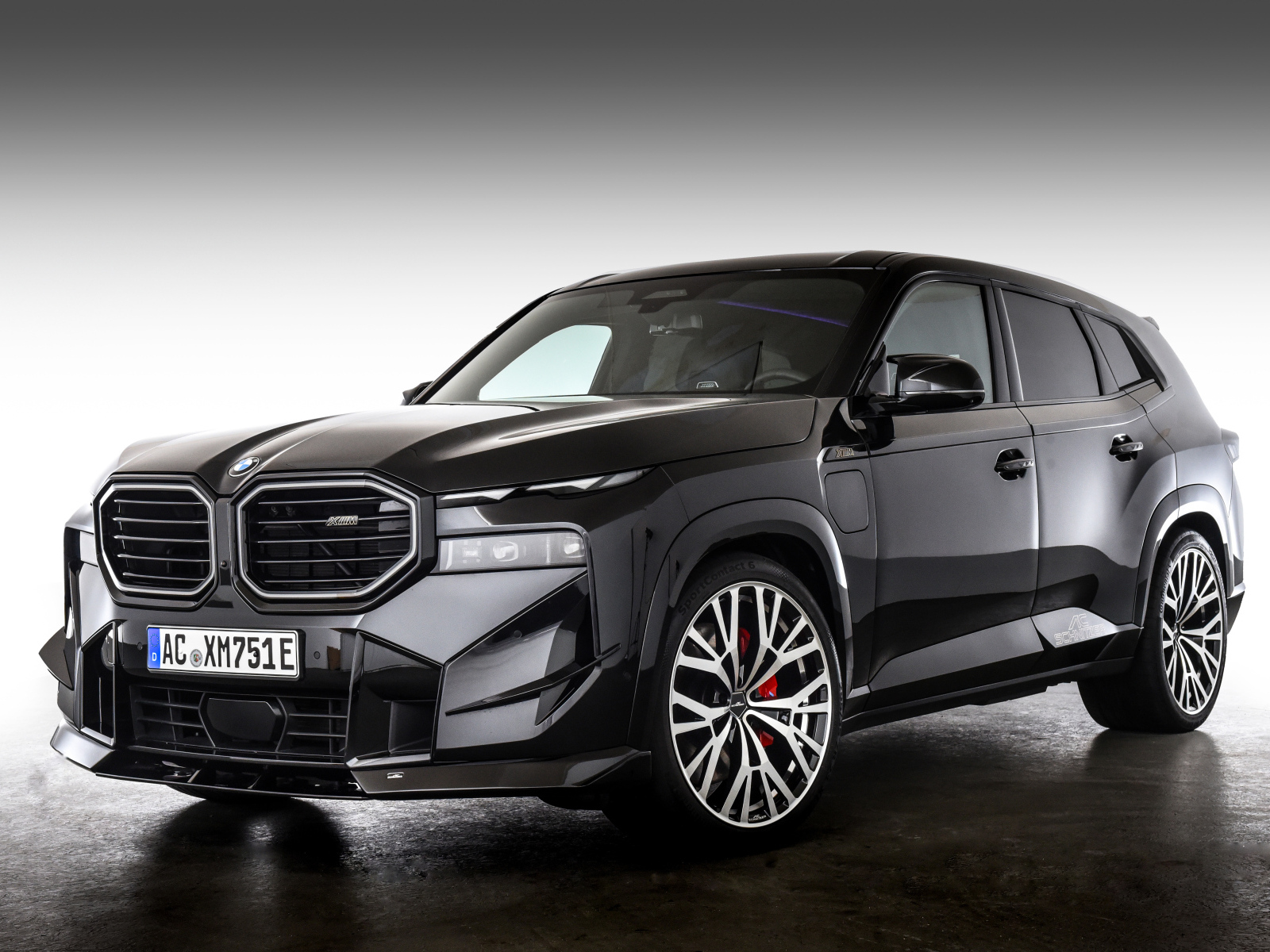 Черный автомобиль AC Schnitzer BMW XM 2024 года