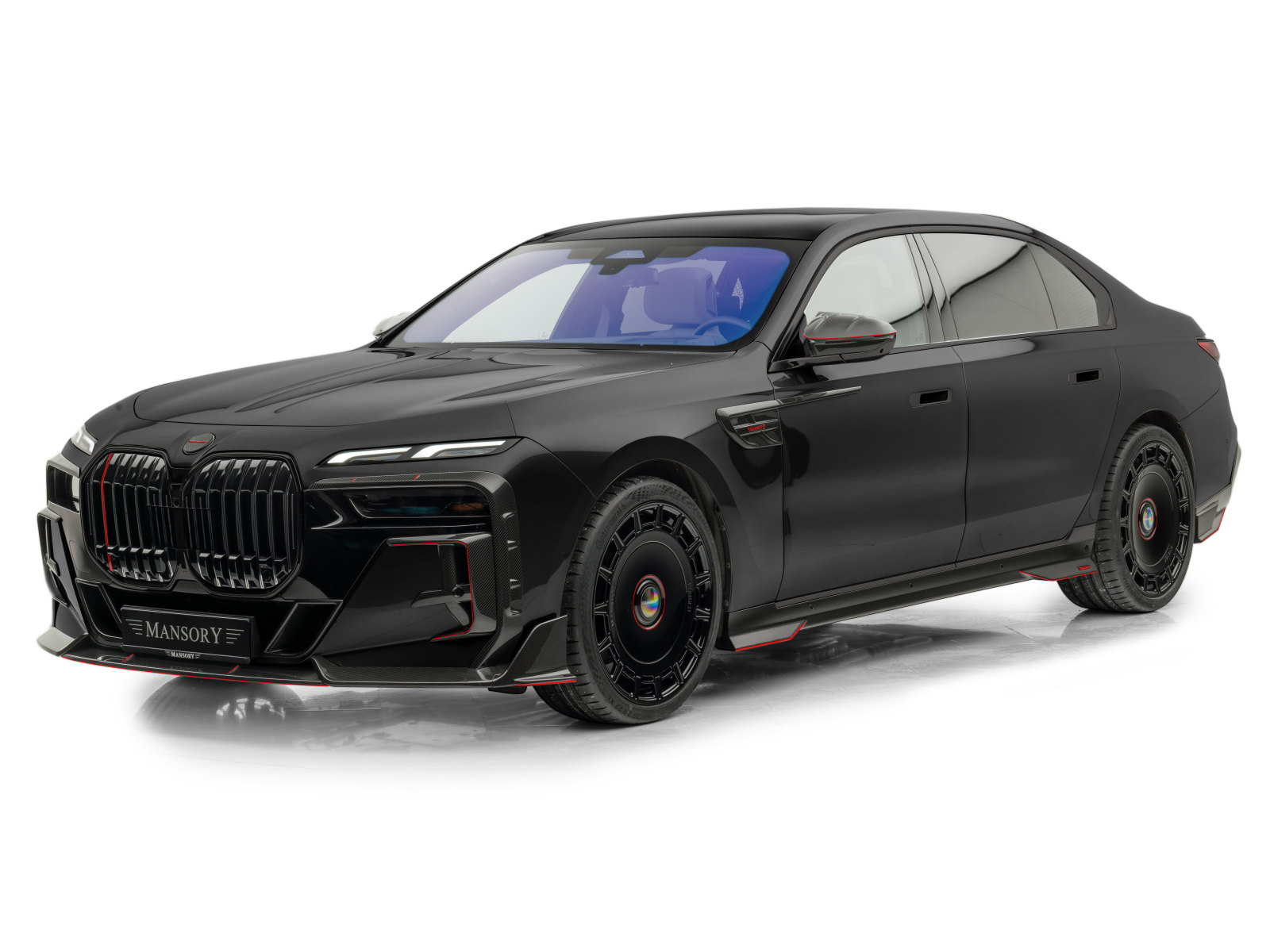 Черный Mansory BMW 7 Series на белом фоне