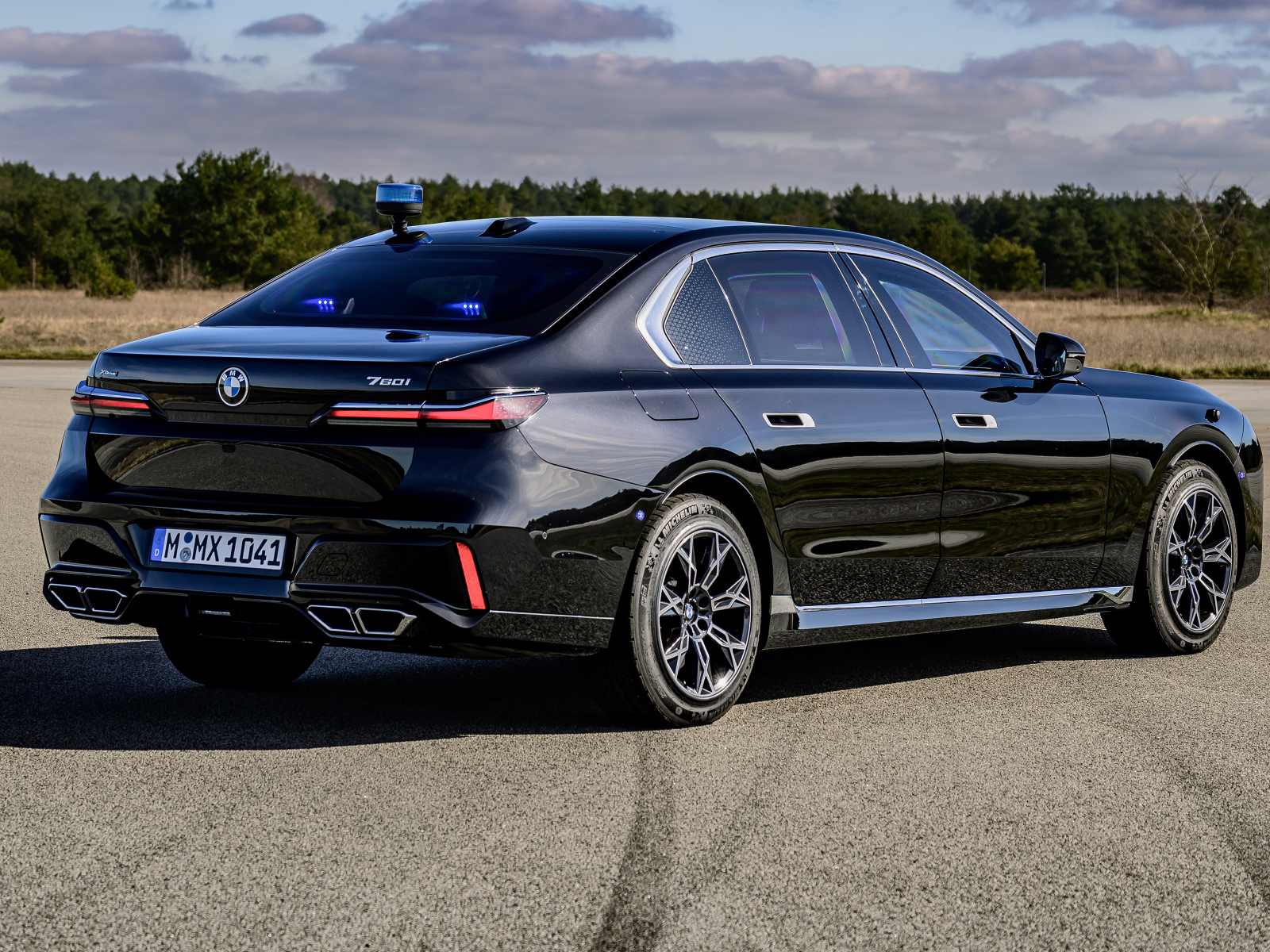 Черный автомобиль  BMW I7 XDrive60 Protection 2024 года вид сзади