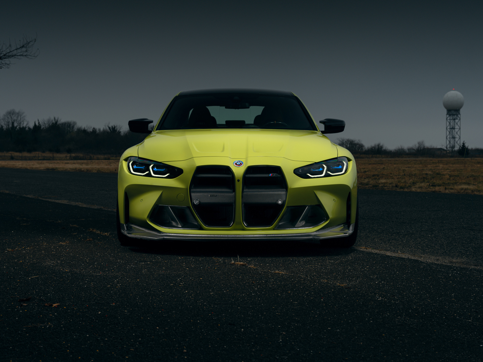 Вид спереди на автомобиль  BMW M3