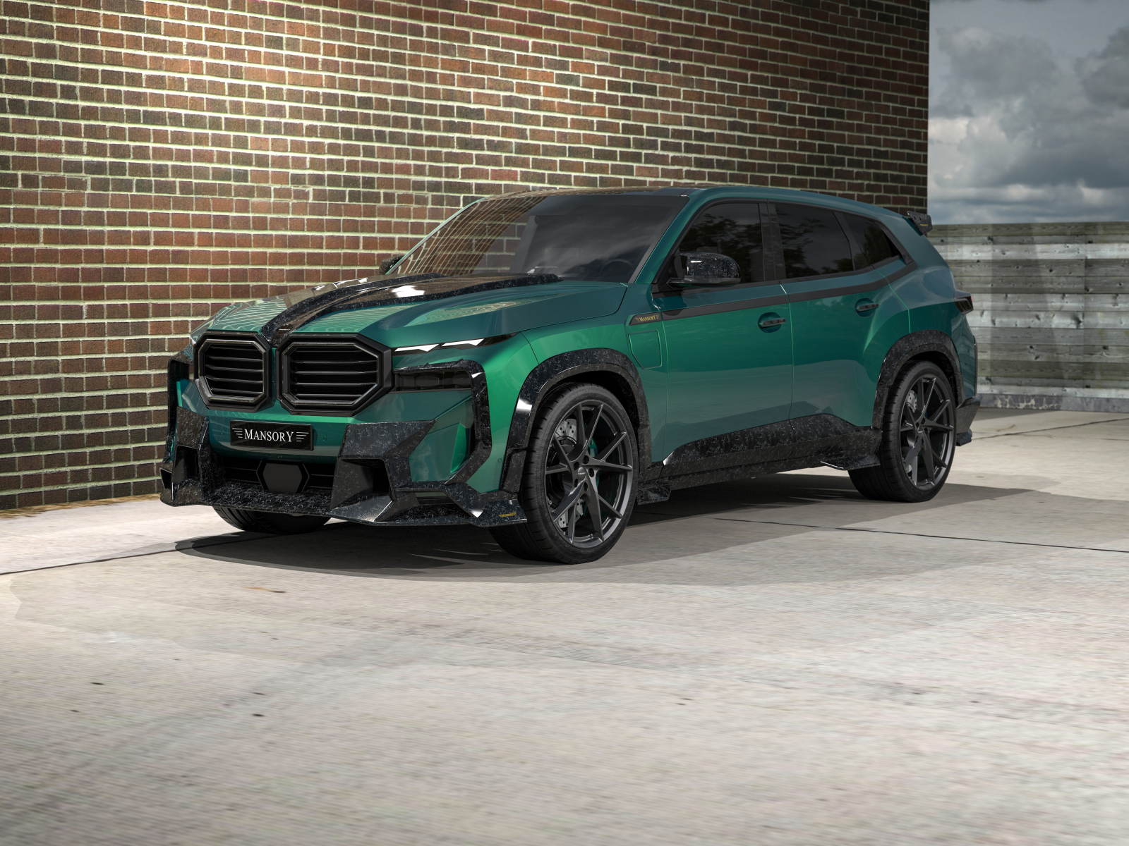 Зеленый внедорожник Mansory BMW XM у стены