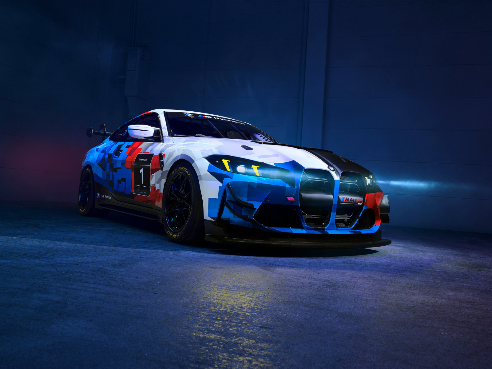 Гоночный разноцветный автомобиль BMW M4 GT4 EVO