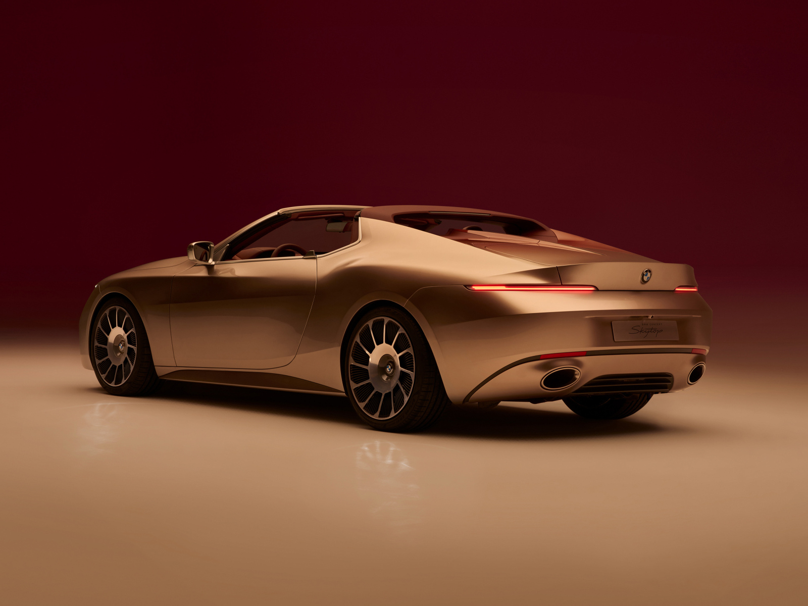 Вид сзади на автомобиль BMW Concept Skytop 2024 года
