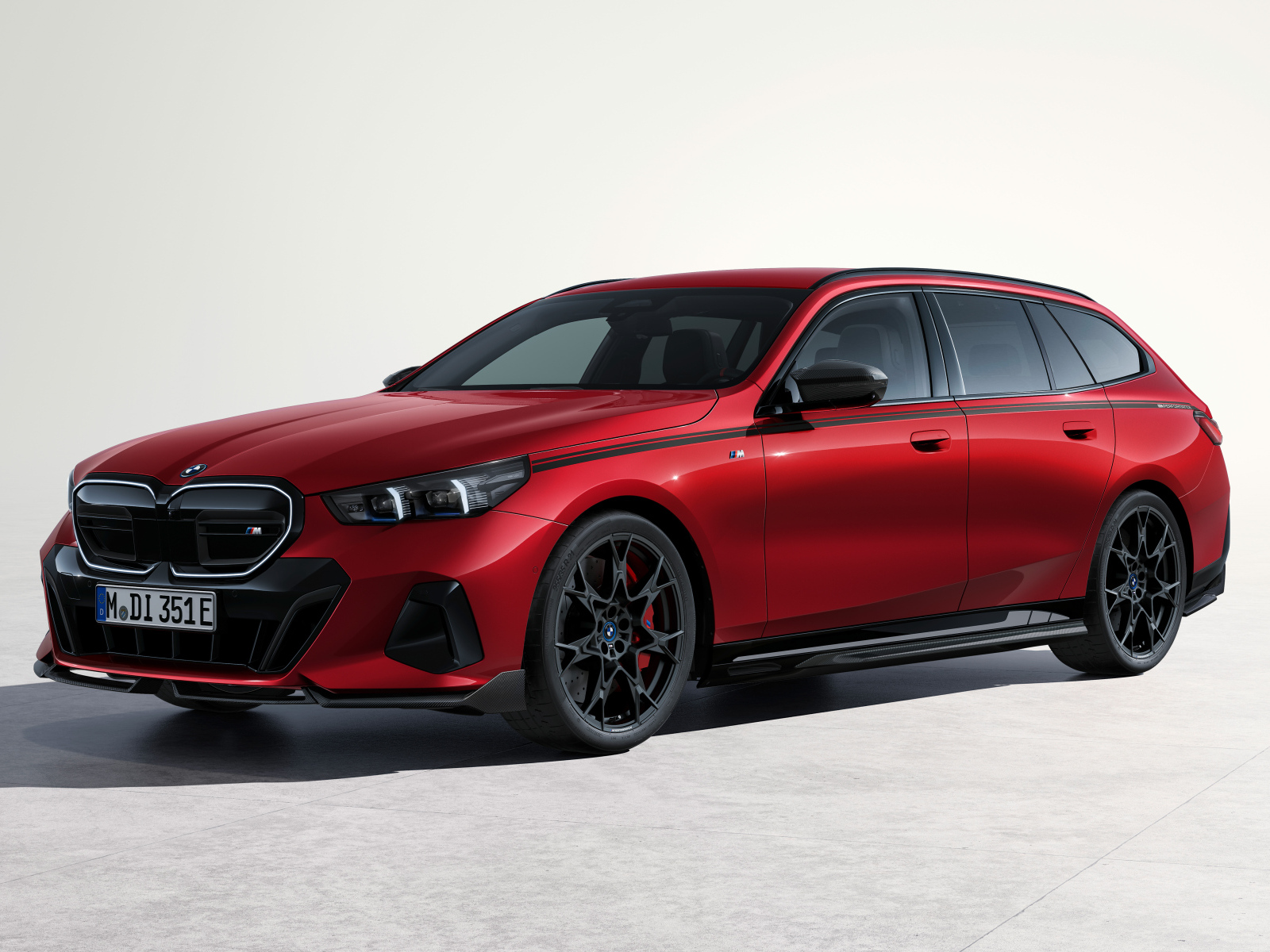 Красный автомобиль BMW I5 M60 XDrive Touring M Performance Parts 2024 года