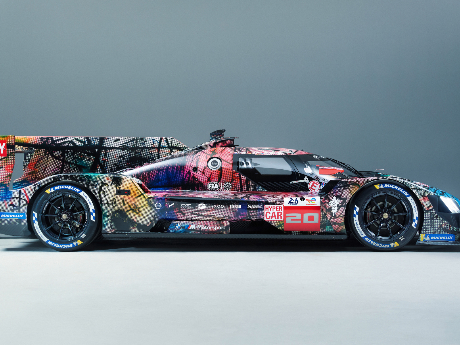 Вид сбоку на автомобиль BMW Art Car By Julie Mehretu