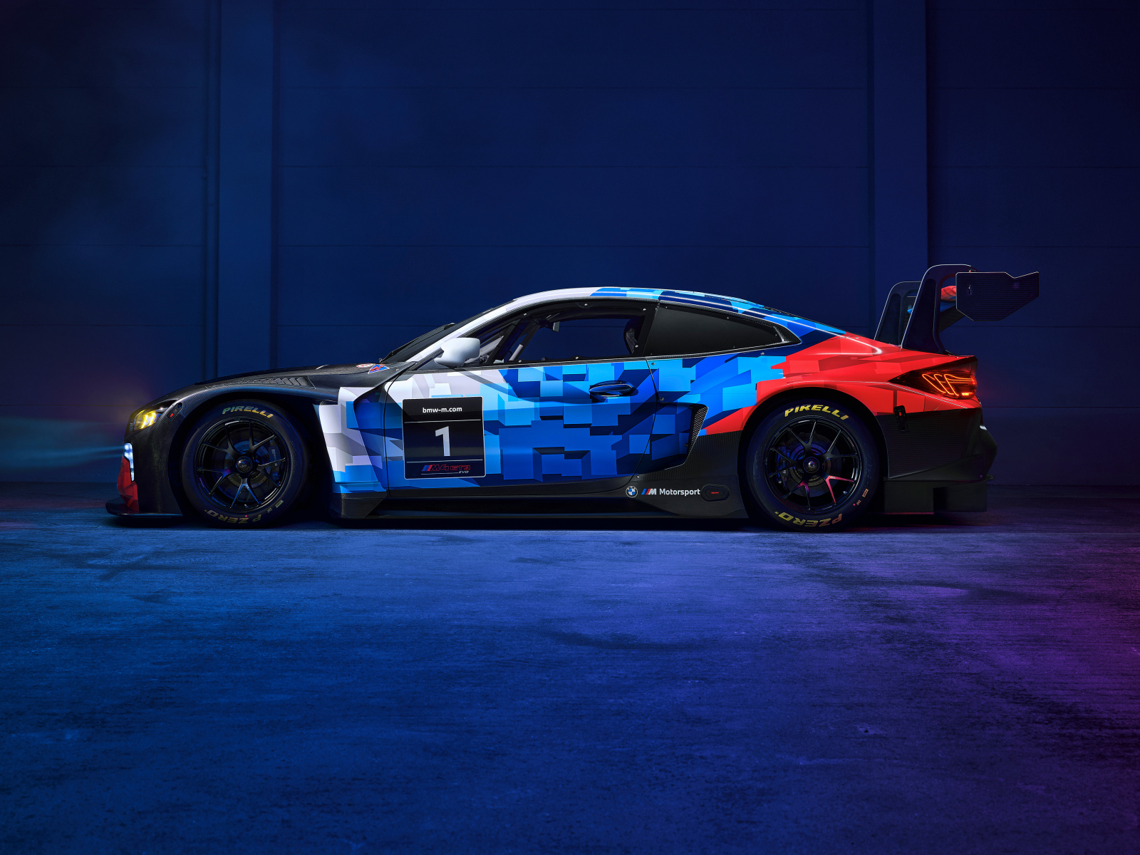 Вид сбоку на гоночный автомобиль BMW M4 GT3 EVO