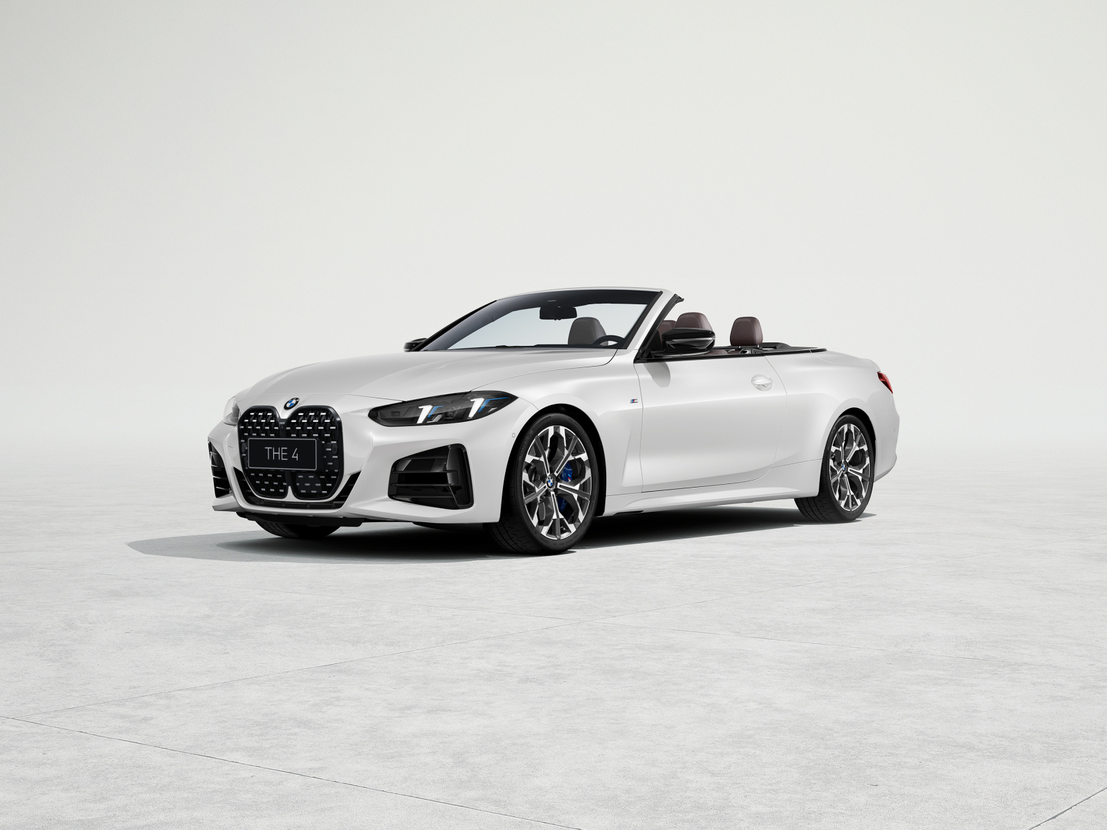 Серебристый кабриолет BMW 430i Cabrio M Sport 2024 года