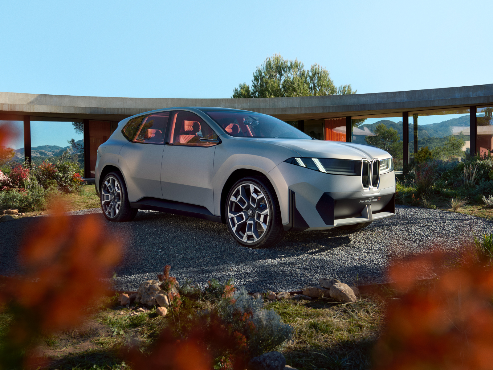 Серебристый автомобиль BMW Vision Neue Klasse X 2024 года