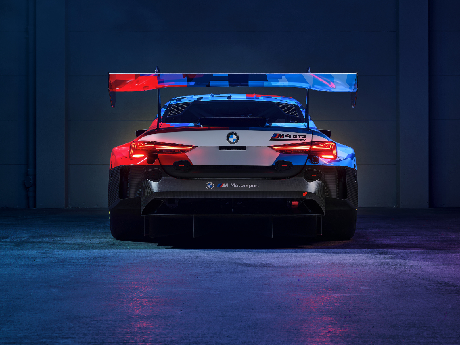 Спойлер на автомобиле BMW M4 GT4 EVO