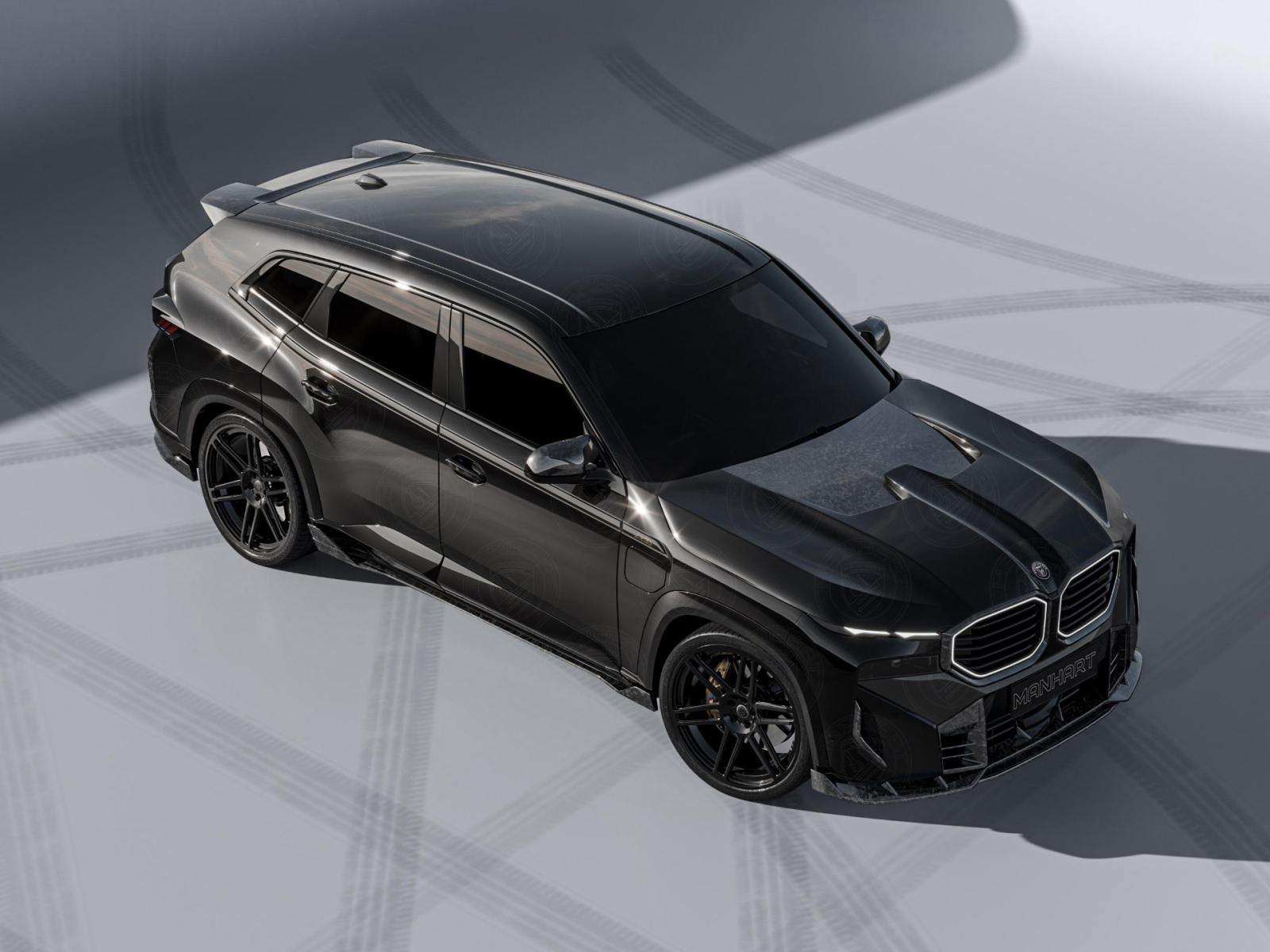 Вид сверху на черный автомобиль BMW XM Thor Forged Carbon Package 2024 года