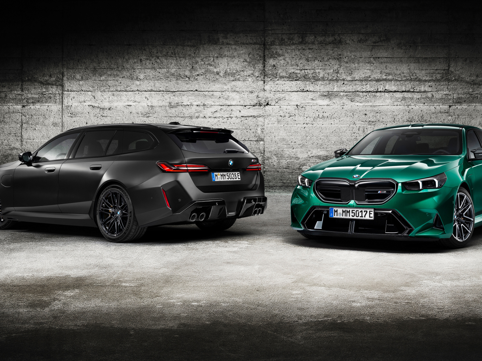 Два автомобиля BMW M5 2024  года у стены