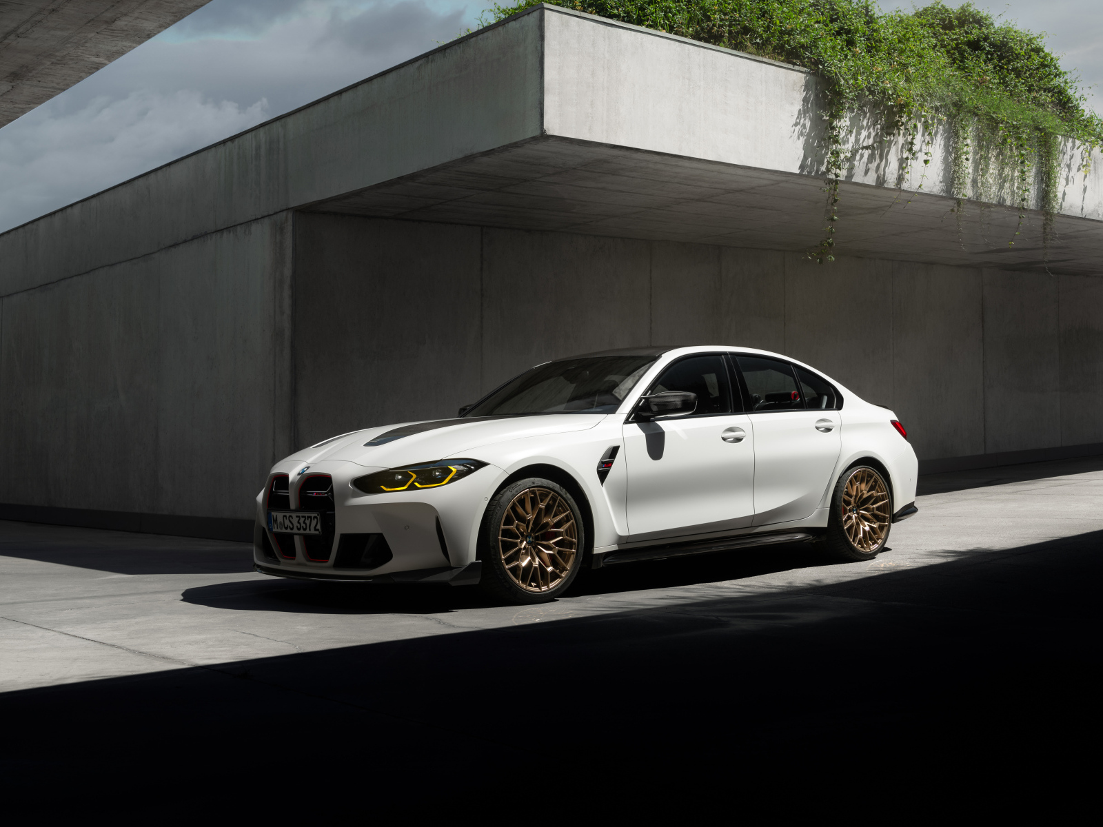 Белый автомобиль BMW M3 CS