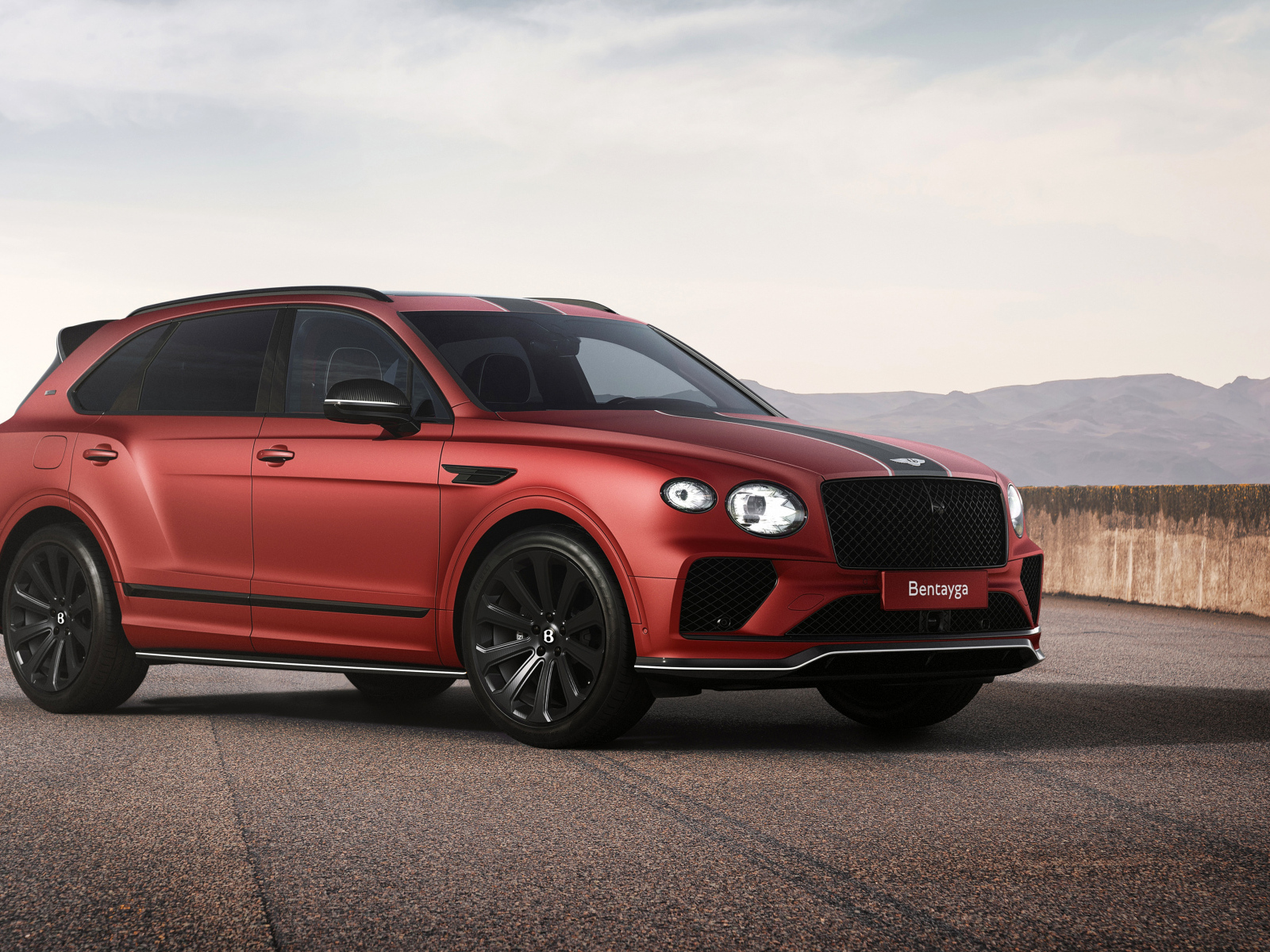 Красный автомобиль Bentley Bentayga Apex Edition Mulliner 2024 года