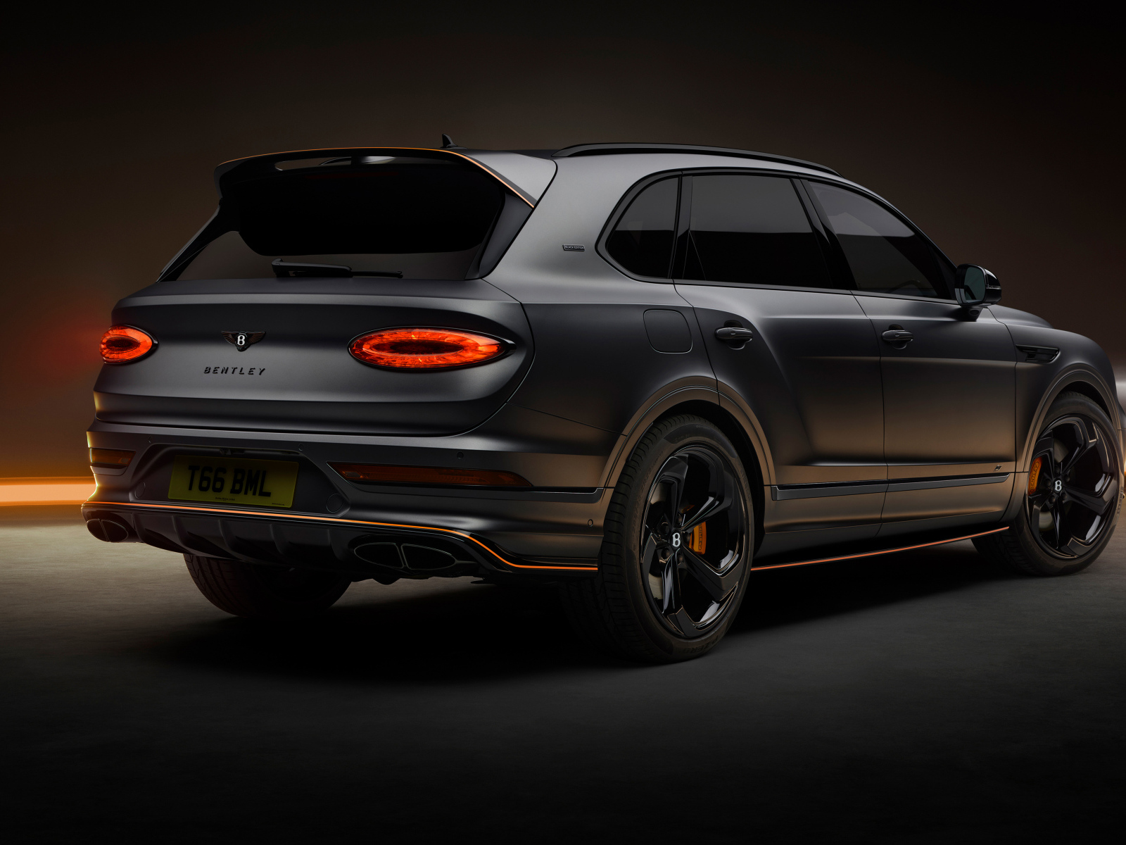 Автомобиль Bentley Bentayga S Black Edition 2024 года вид сзади