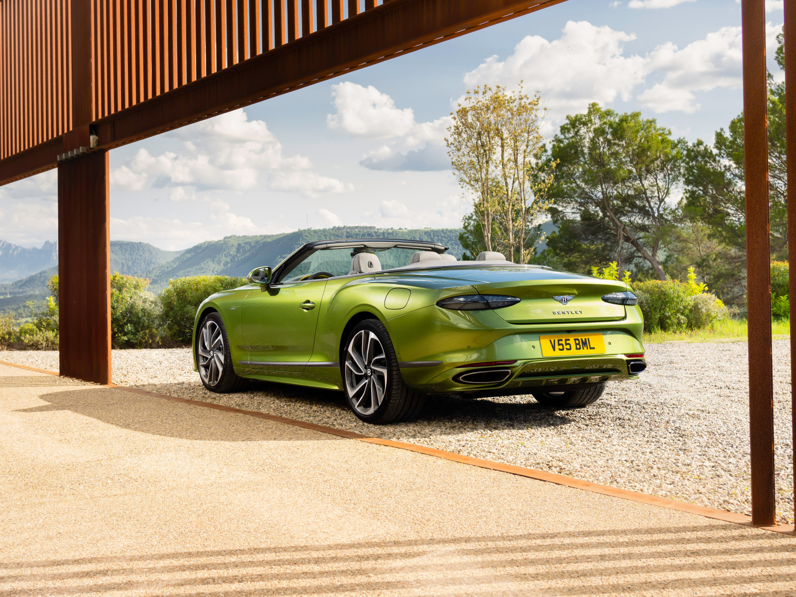Зеленый кабриолет Bentley Continental GT Speed Convertible 2024 года