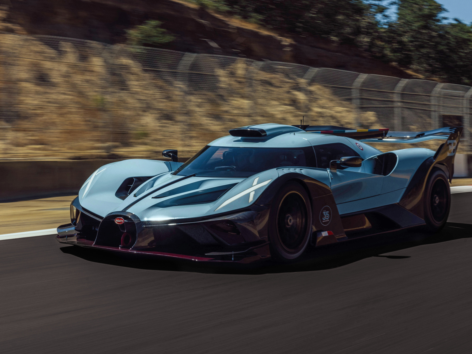 Голубой автомобиль Bugatti Bolide 100-year Anniversary Edition 2024 года