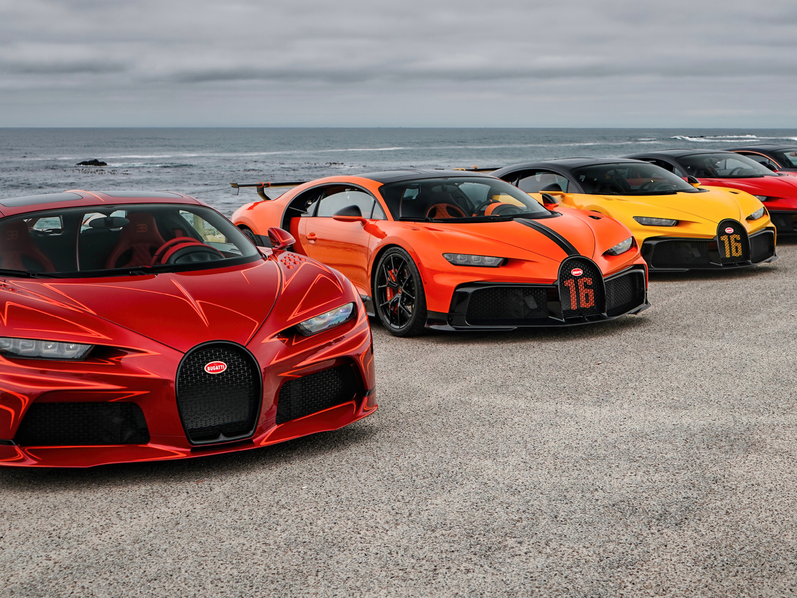 Автомобили Bugatti  у моря