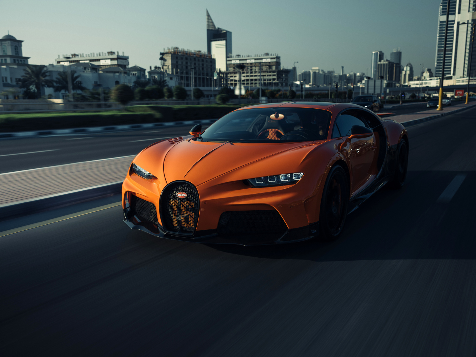 Оранжевый автомобиль Bugatti Chiron Super Sport