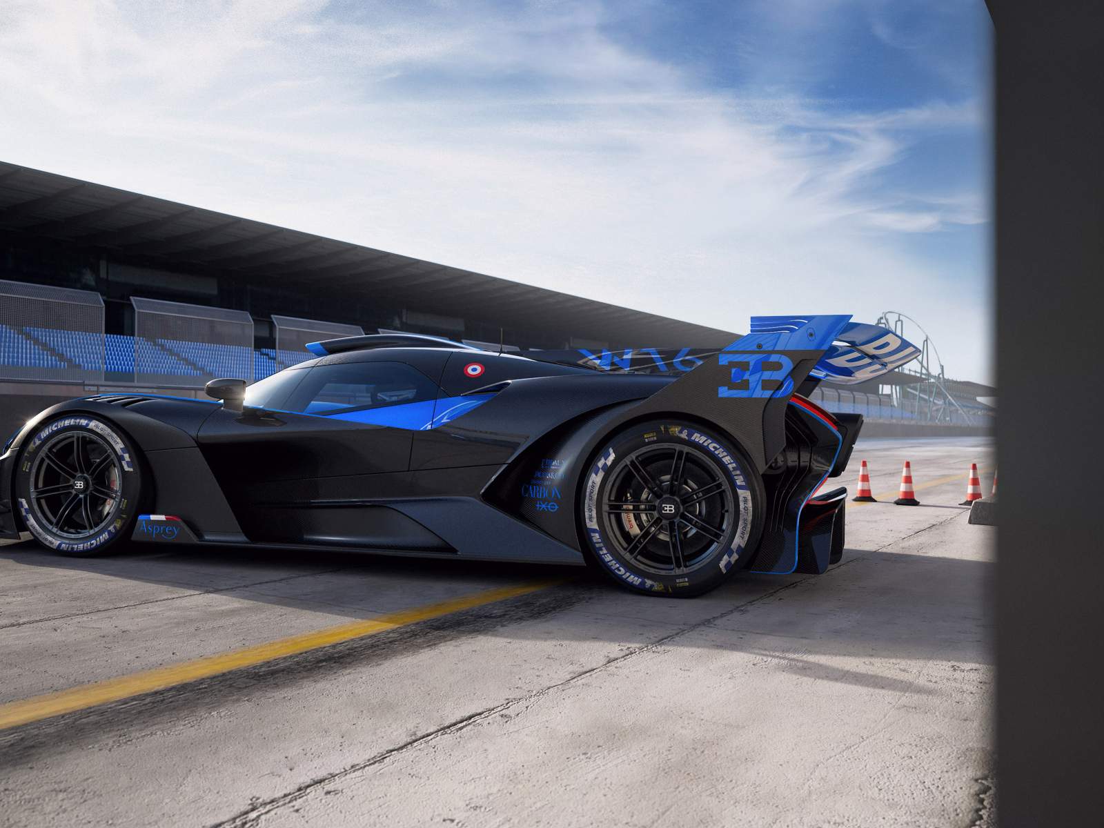 Вид сбоку на синий гоночный автомобиль Bugatti Bolide