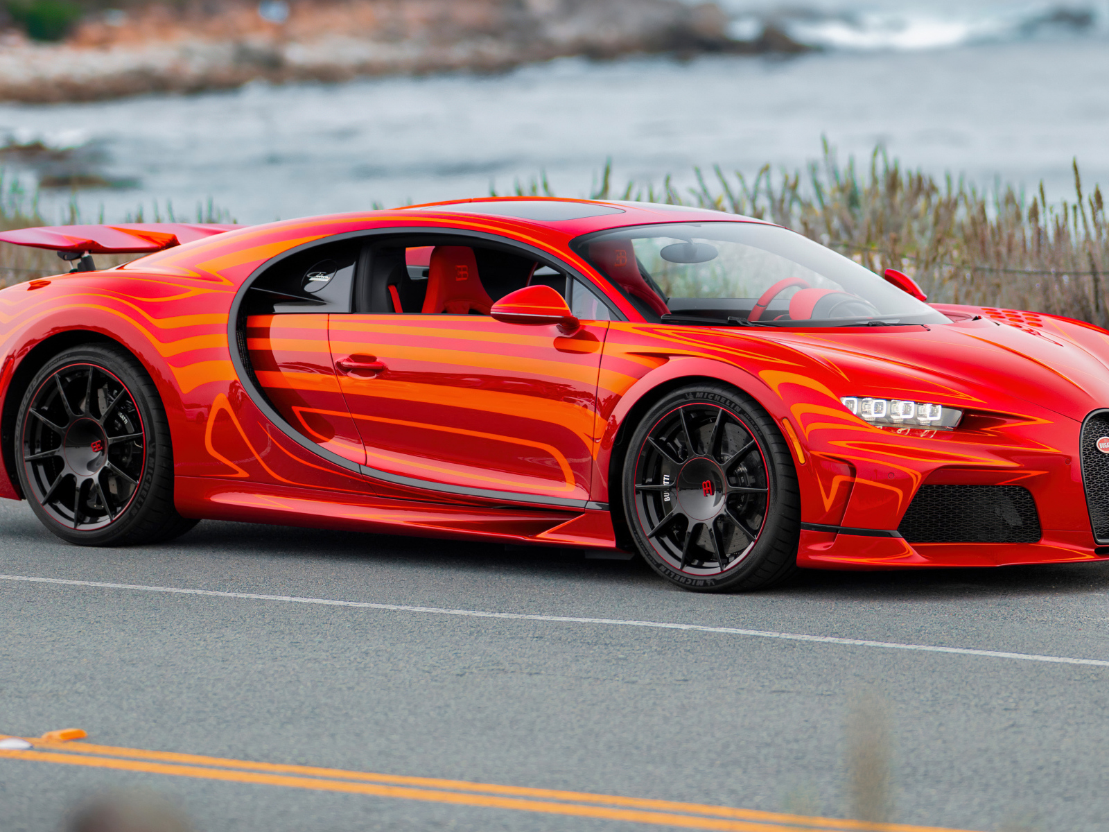 Стильный красный автомобиль Bugatti Chiron Super Sport L'Aura