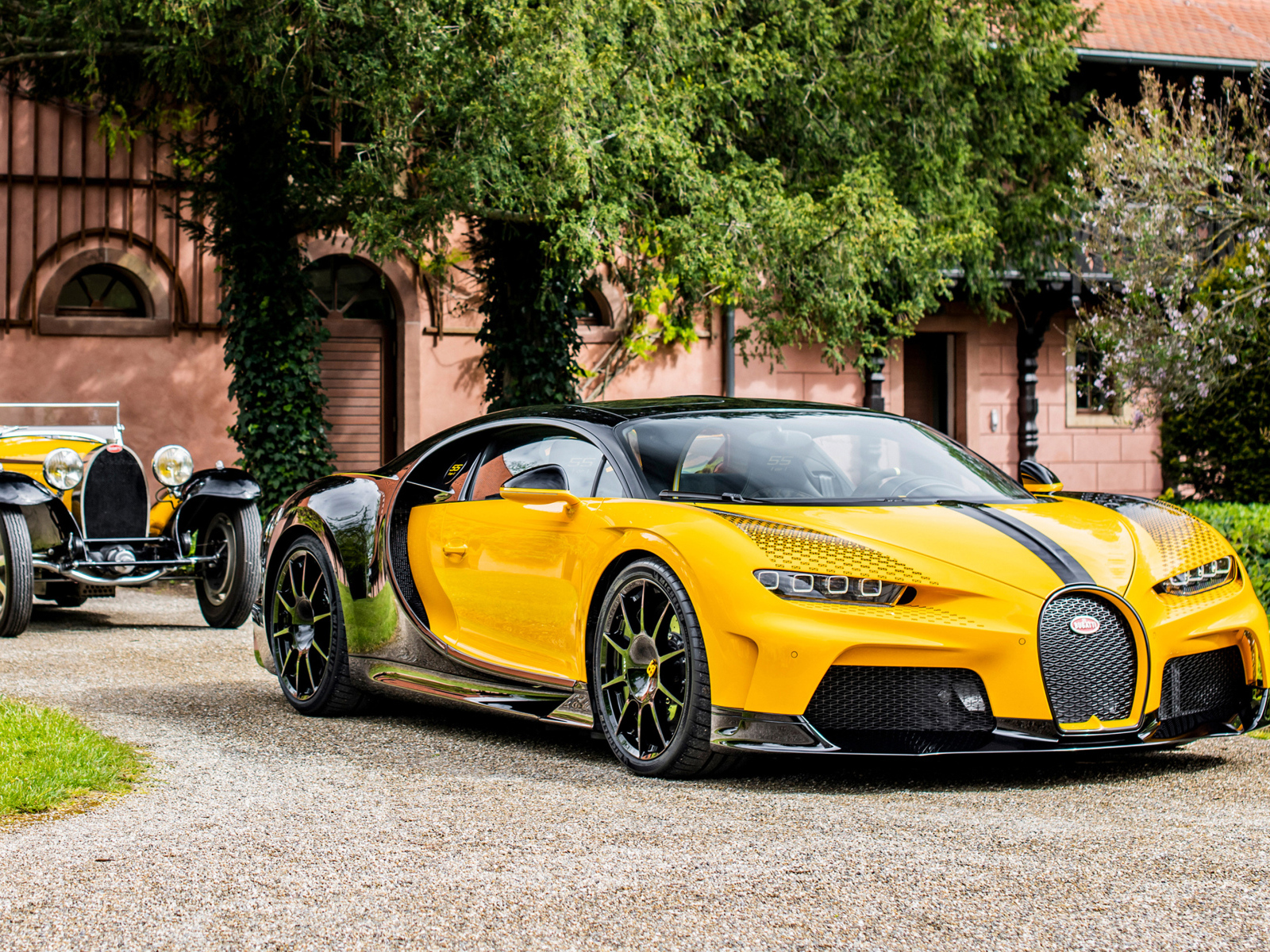 Желтый быстрый Bugatti Type 55 Roadster Bugatti Chiron Super Sport 55 One Of One