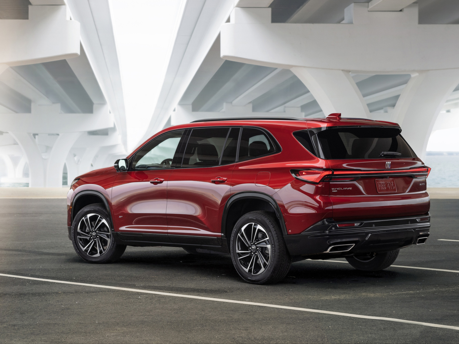 Красный Buick Enclave ST 2025 года вид сзади