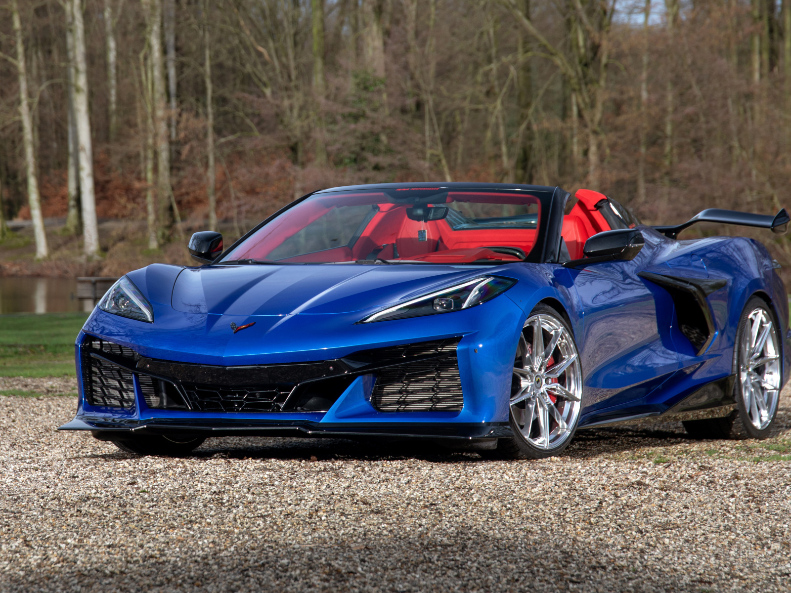 Синий автомобиль Chevrolet Corvette Stingray Convertible Z06