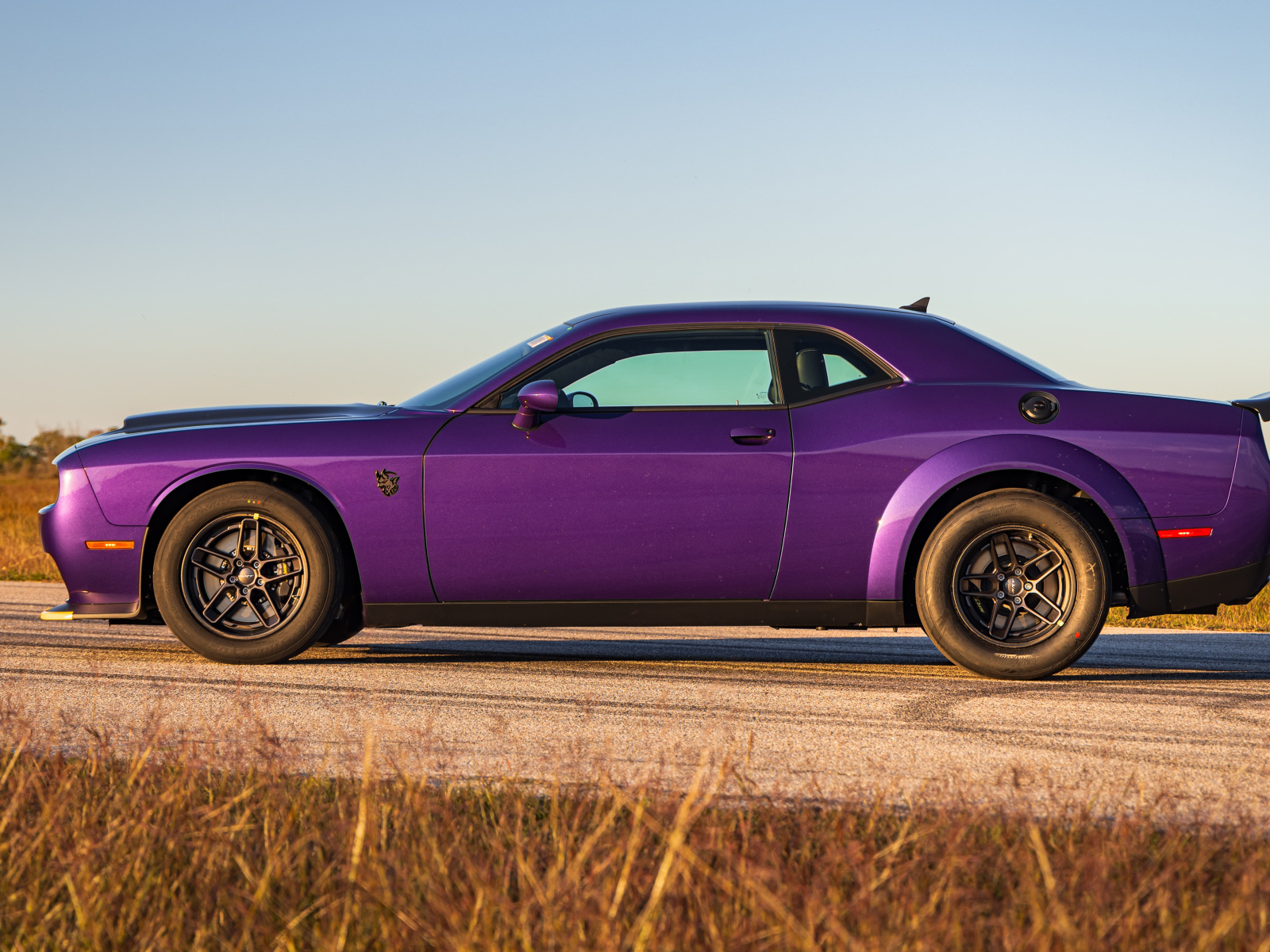 Фиолетовый автомобиль Dodge Hennessey Demon 1700 Twin-Turbo 2024 года