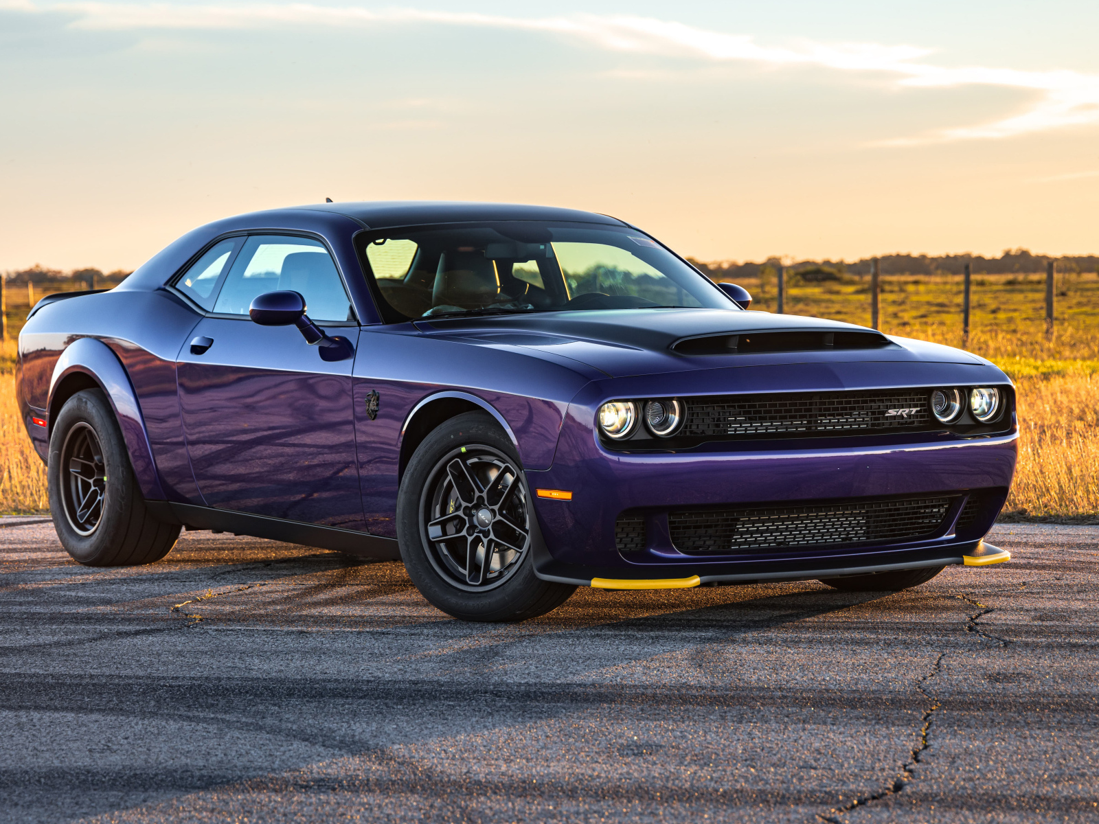 Вид сбоку на автомобиль Dodge Hennessey Demon 1700 Twin-Turbo 2024 года