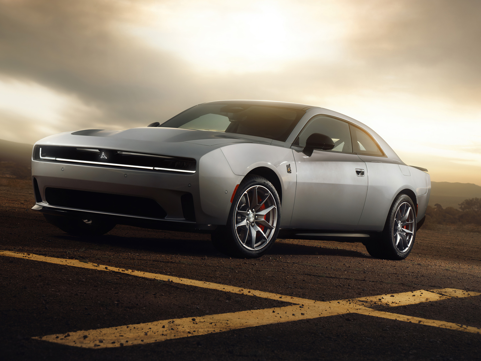 Серебристый автомобиль Dodge Charger Daytona Scat Pack 2024 года на фоне неба