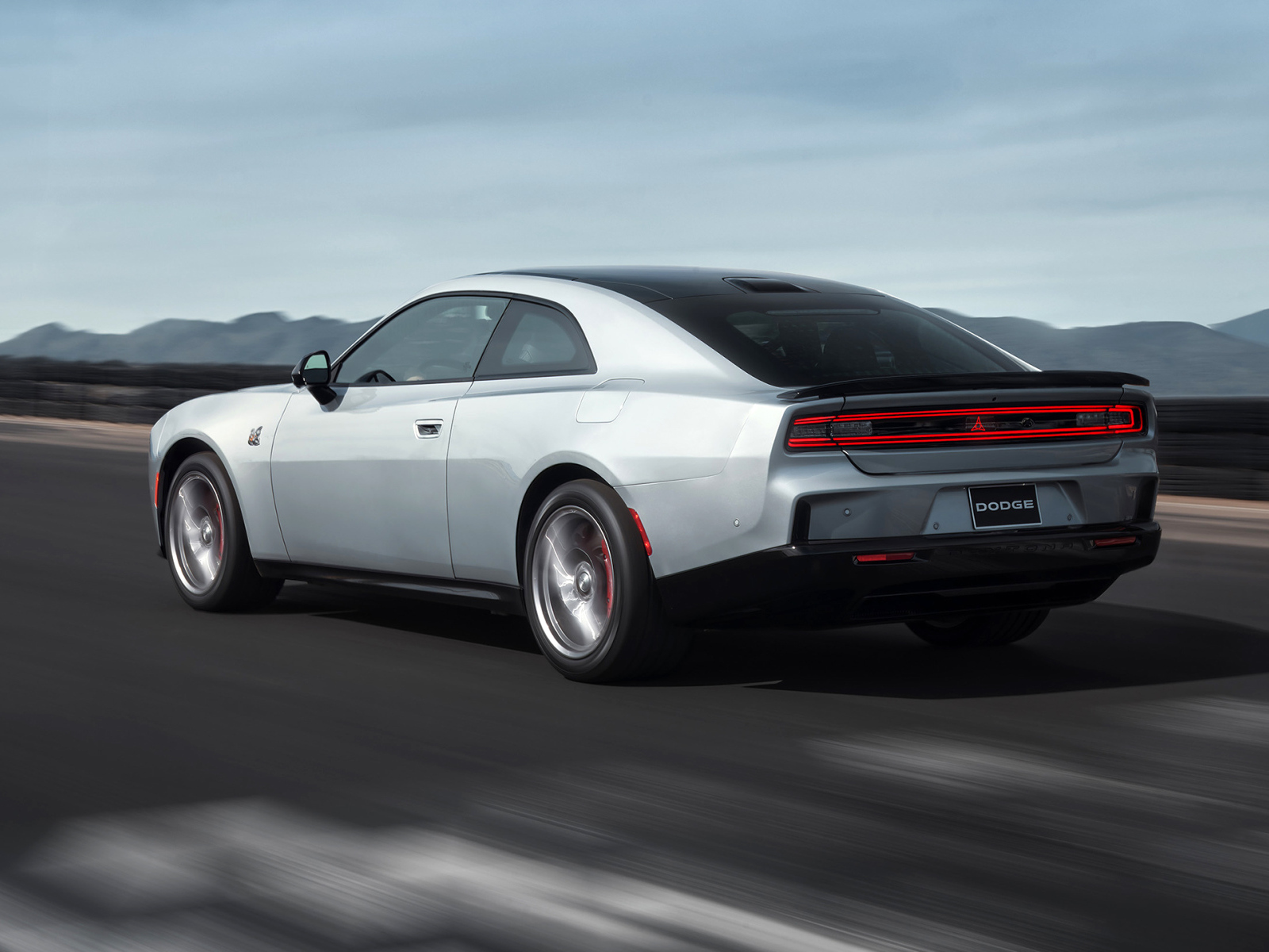 Серебристый автомобиль Dodge Charger Daytona Scat Pack 2024 года на дороге