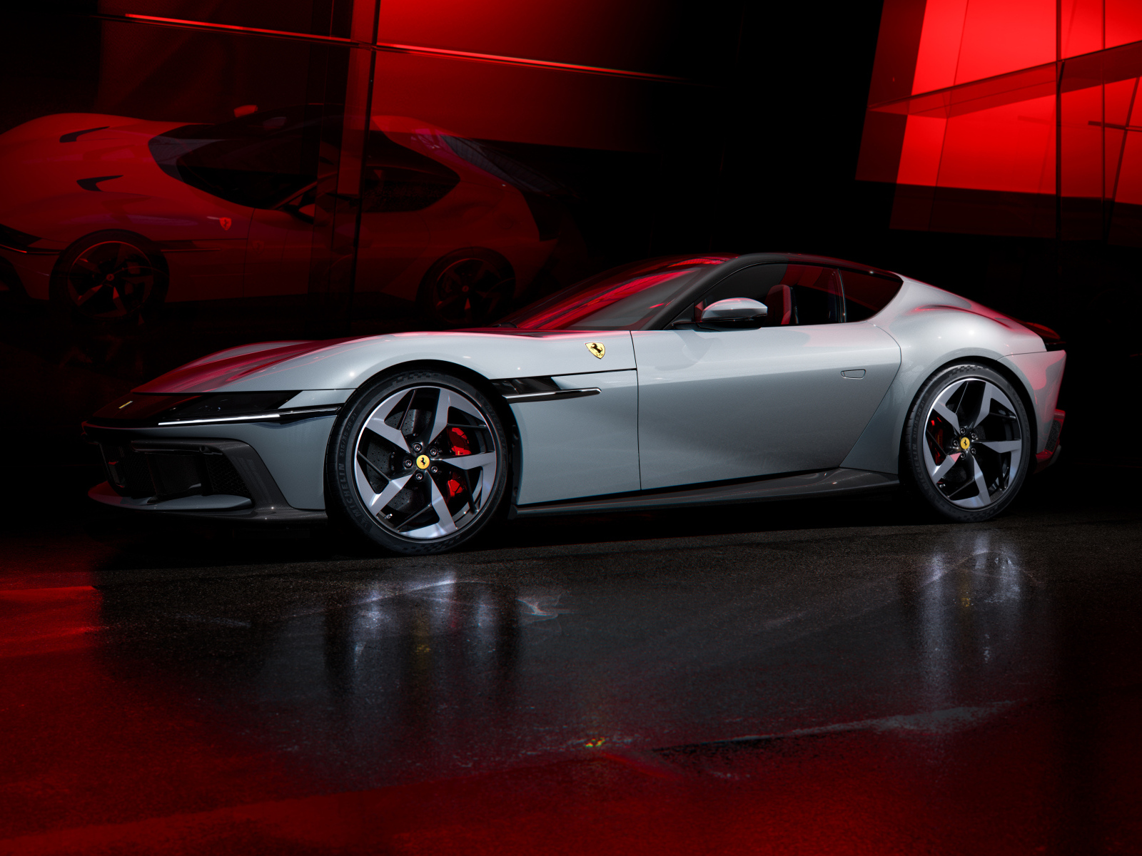 Дорогой серебристый автомобиль Ferrari 12Cilindri 2024 года