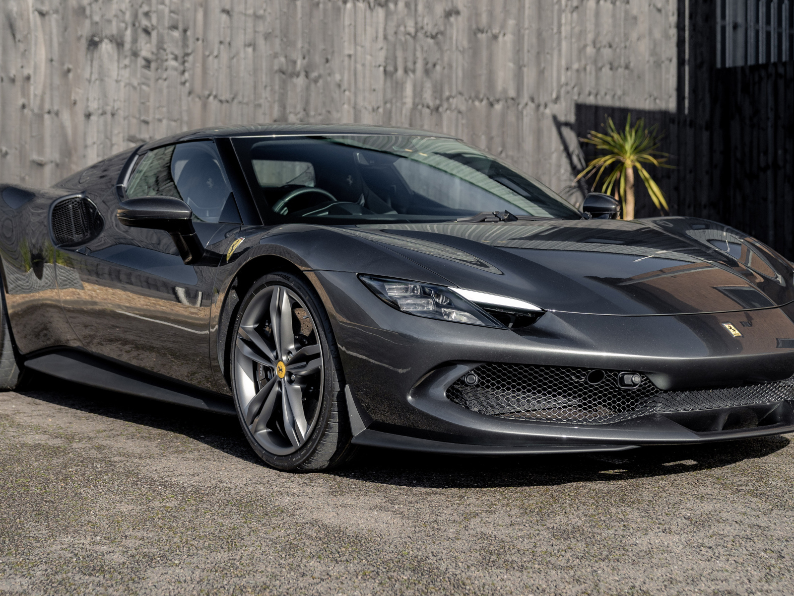 Серый быстрый автомобиль Ferrari 296 GTB