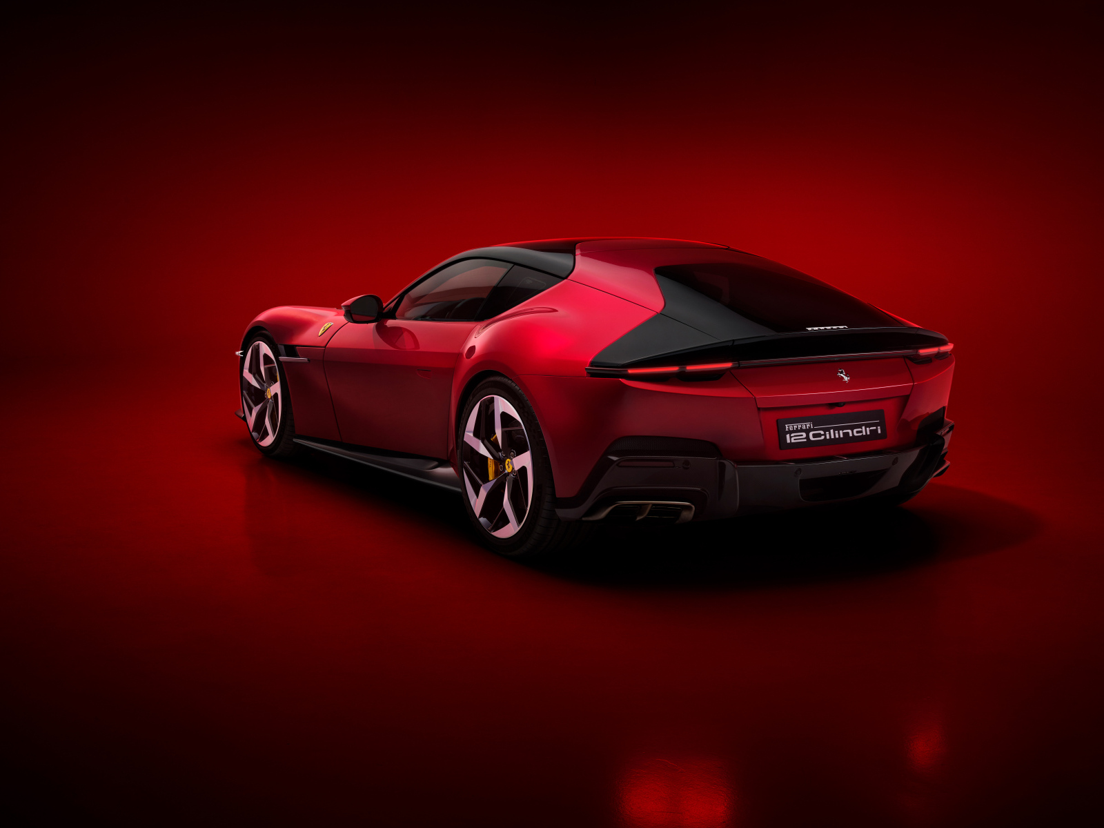 Вид сзади на красный автомобиль Ferrari 12Cilindri 2024  года