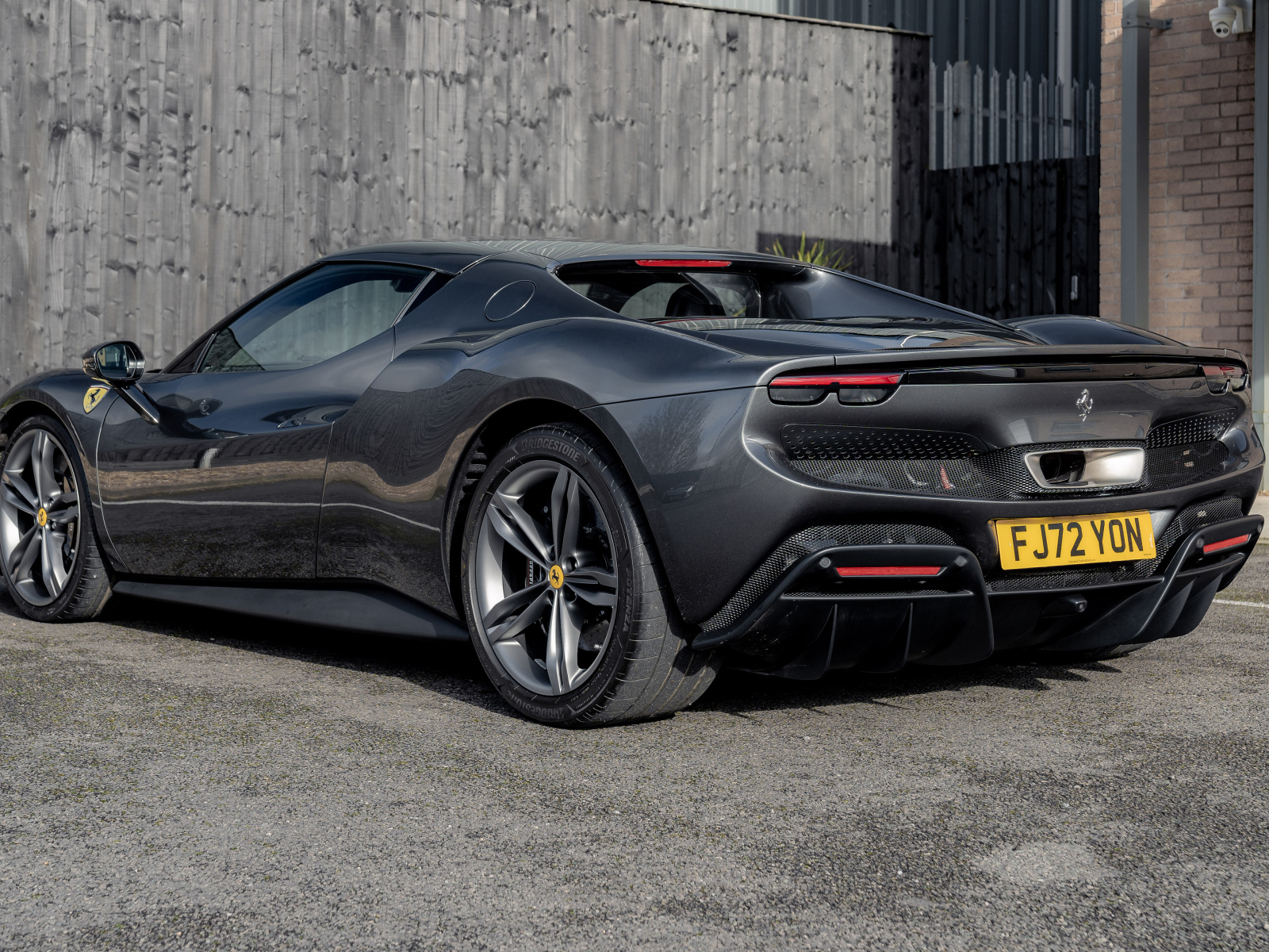 Вид сзади на автомобиль Ferrari 296 GTB