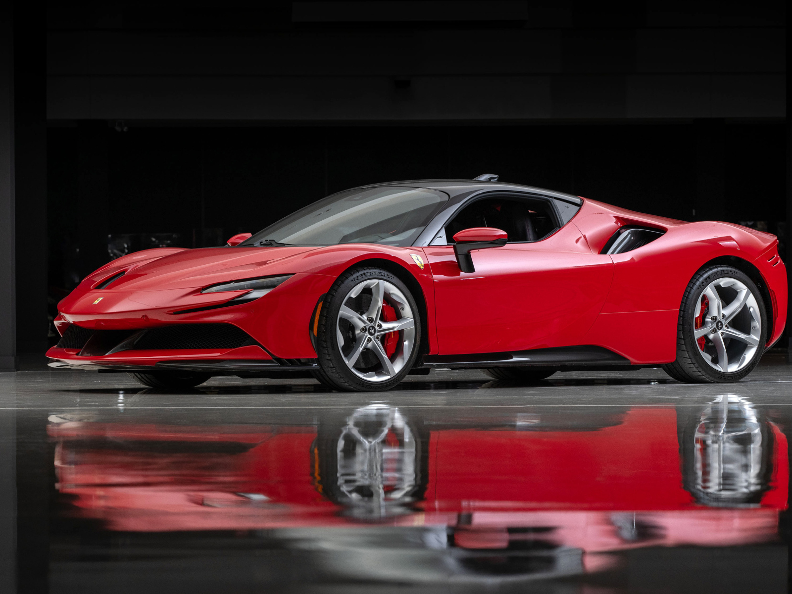 Красный автомобиль Ferrari SF90 Stradale