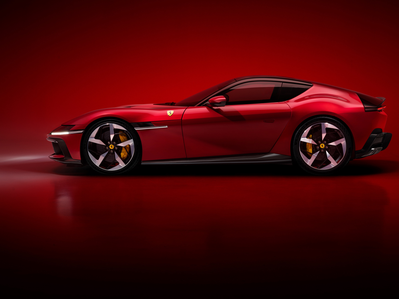 Вид сбоку на красный автомобиль Ferrari 12Cilindri 2024 года