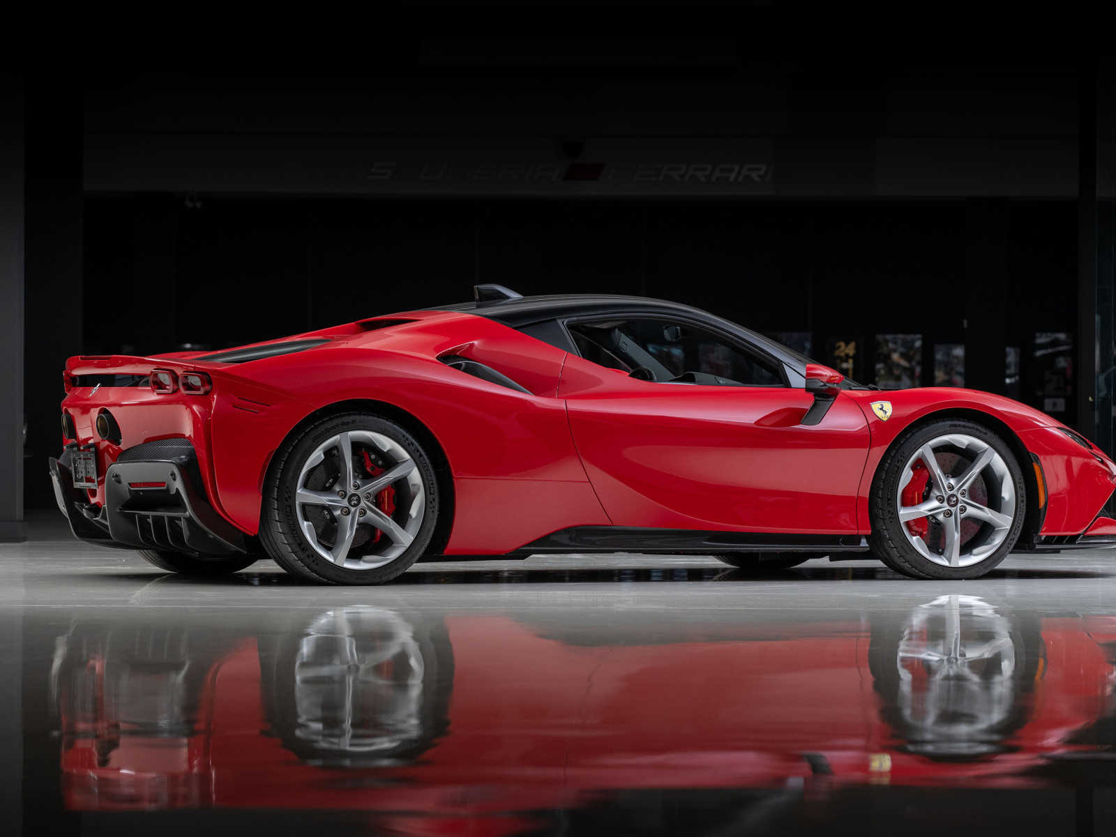 Вид сбоку на красный автомобиль Ferrari SF90 Stradale