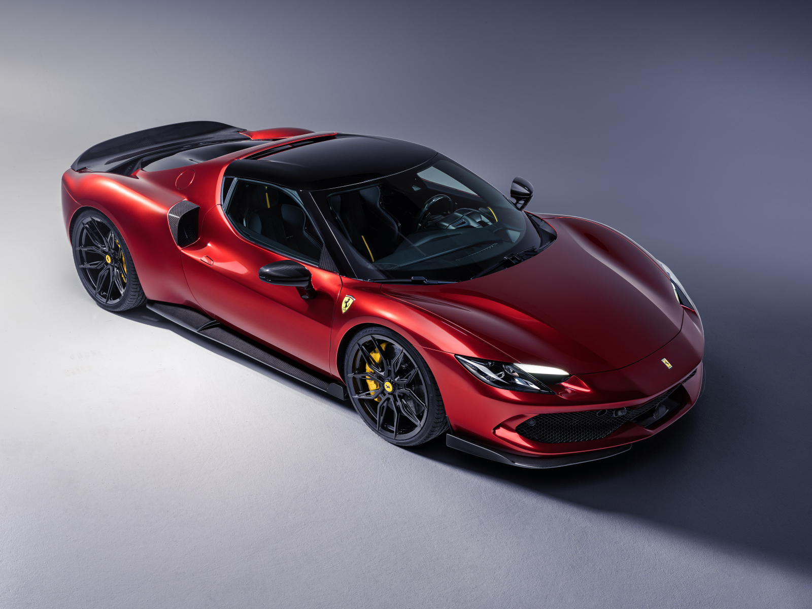 Вид сверху на красный автомобиль Novitec Ferrari 296 GTB Aero 2024 года