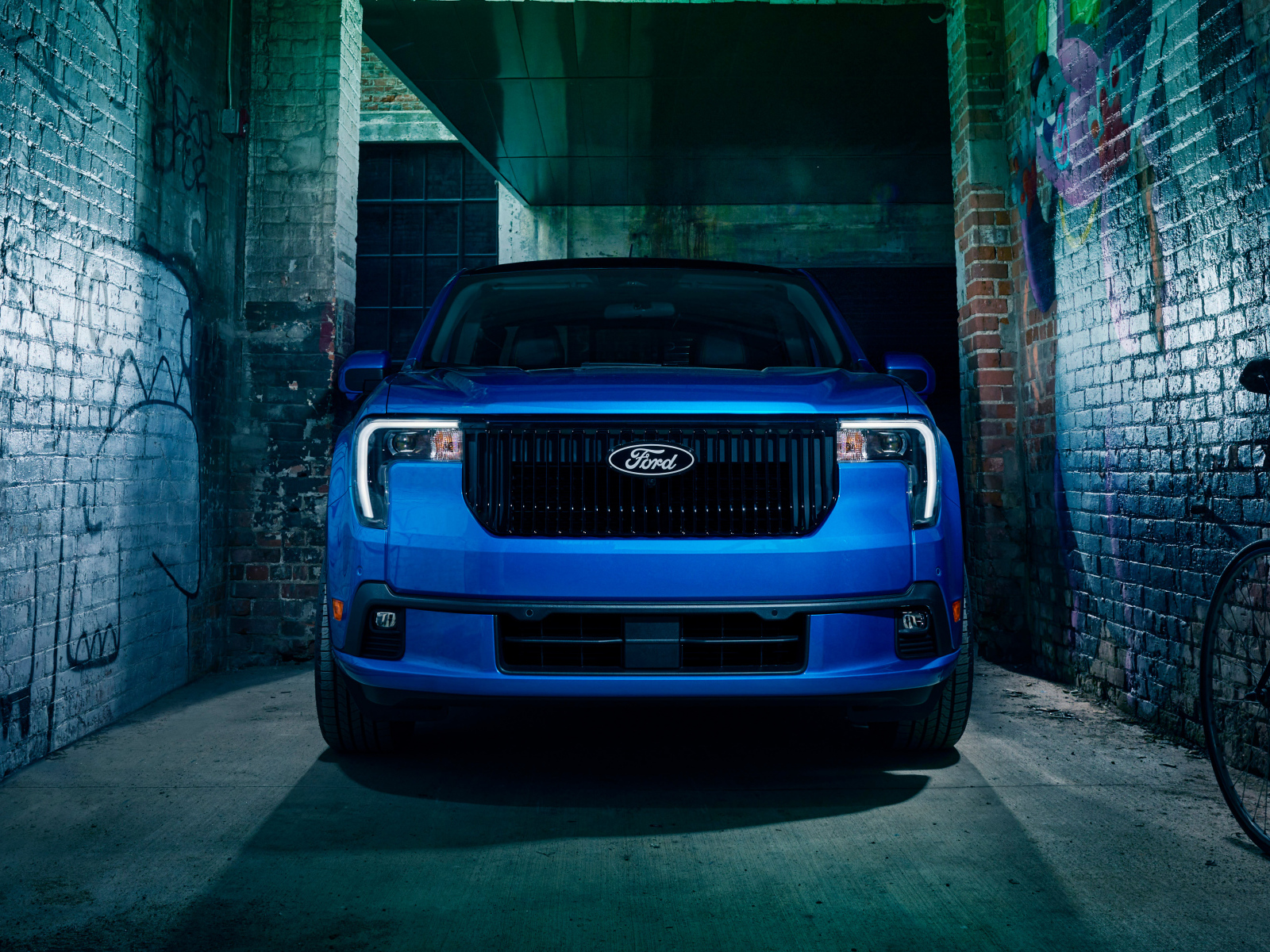 Синий автомобиль Ford Maverick Lobo 2025 года вид спереди