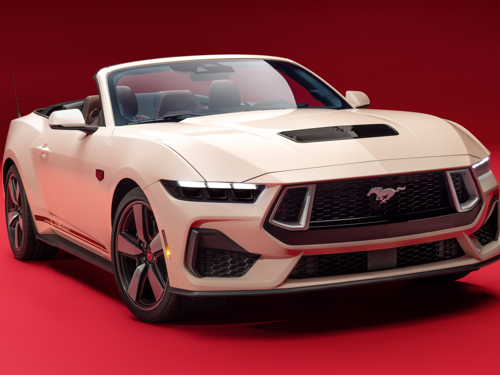 Вид спереди на автомобиль Ford Mustang GT Convertible 60th Anniversary Package 2025 года