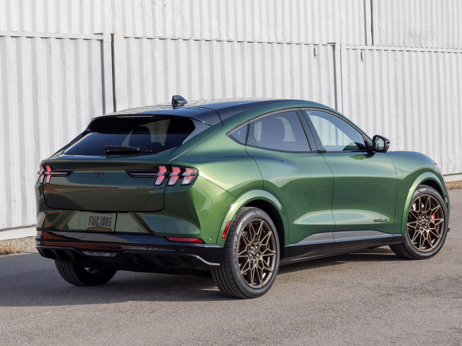 Вид сзади на автомобиль  Ford Mustang Mach-E GT Bronze Appearance Package 2024  года
