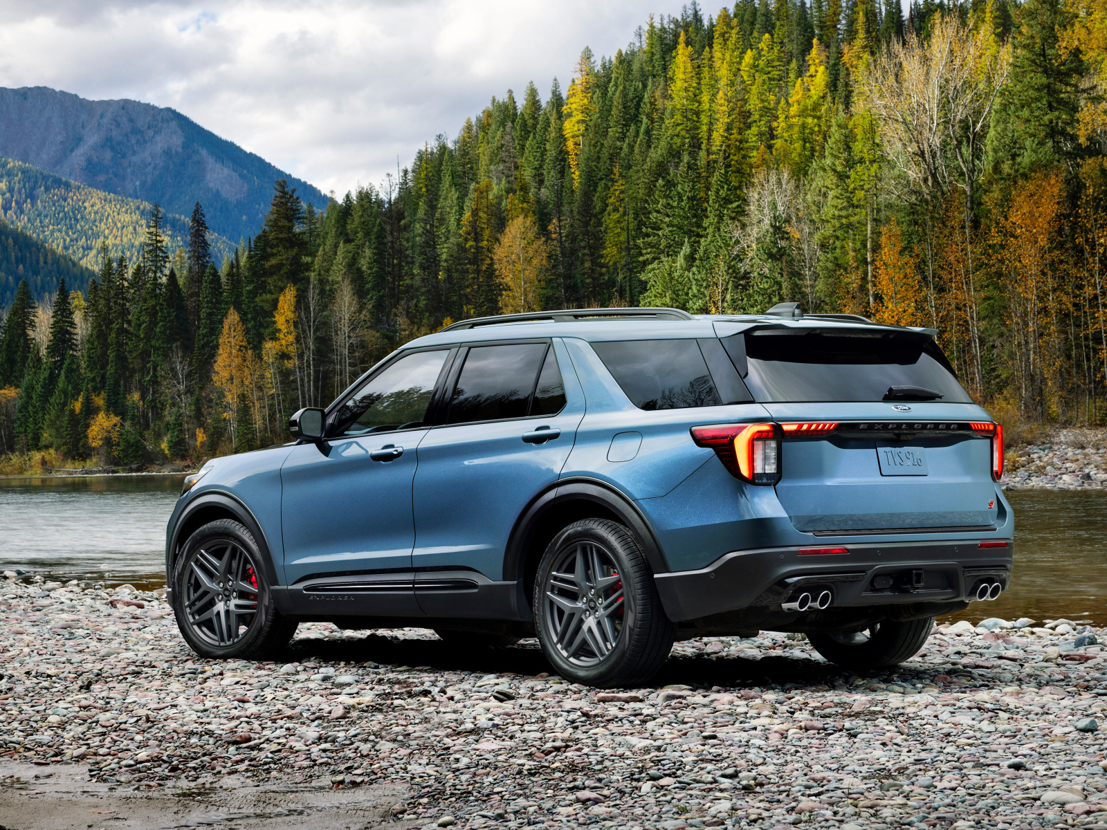 Вид сзади на автомобиль Ford Explorer ST 2025  года