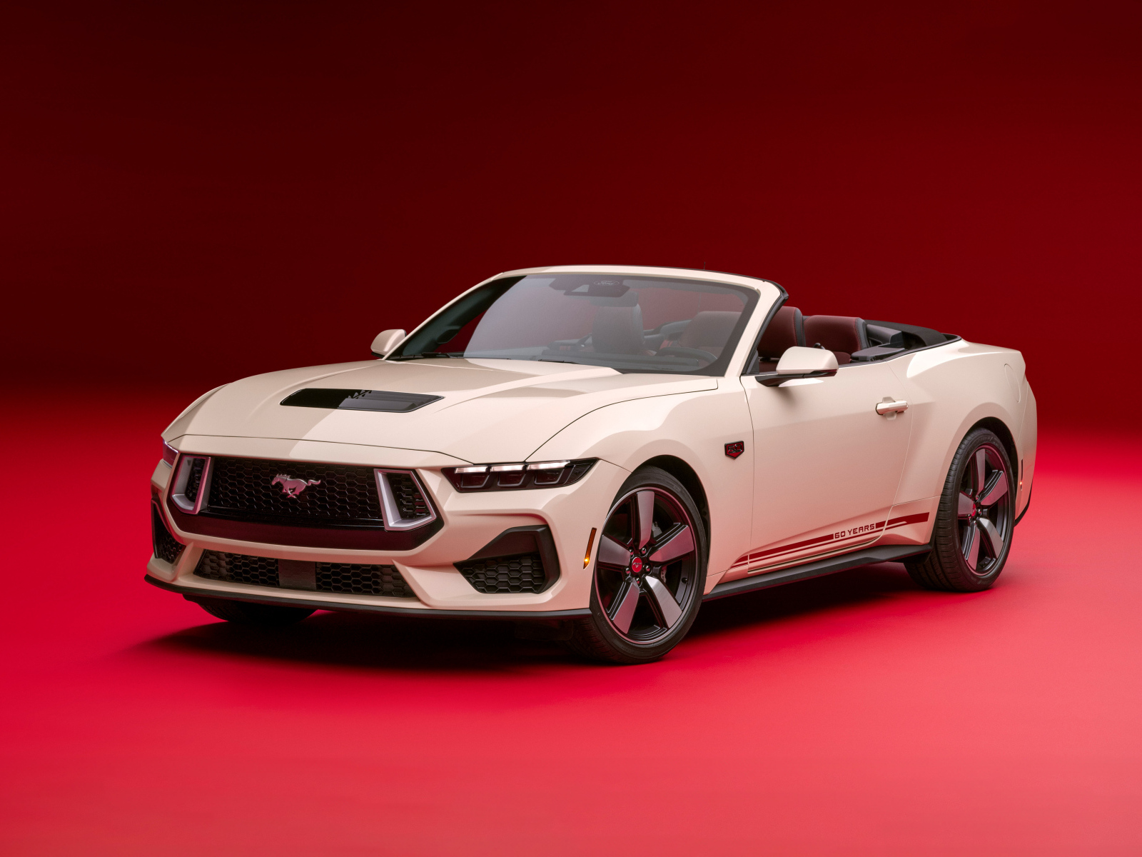 Белый кабриолет Ford Mustang GT Convertible 60th Anniversary Package 2024 года