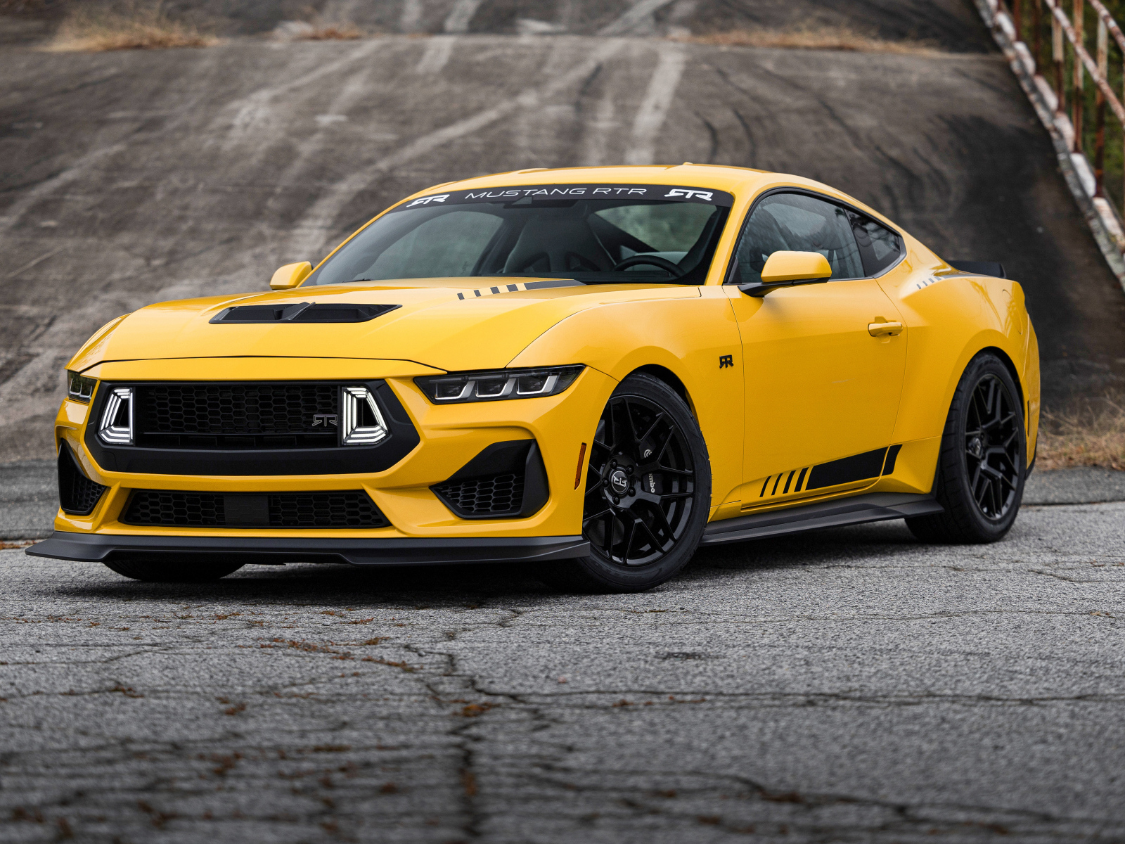 Желтый автомобиль RTR Ford Mustang S650  2024 года