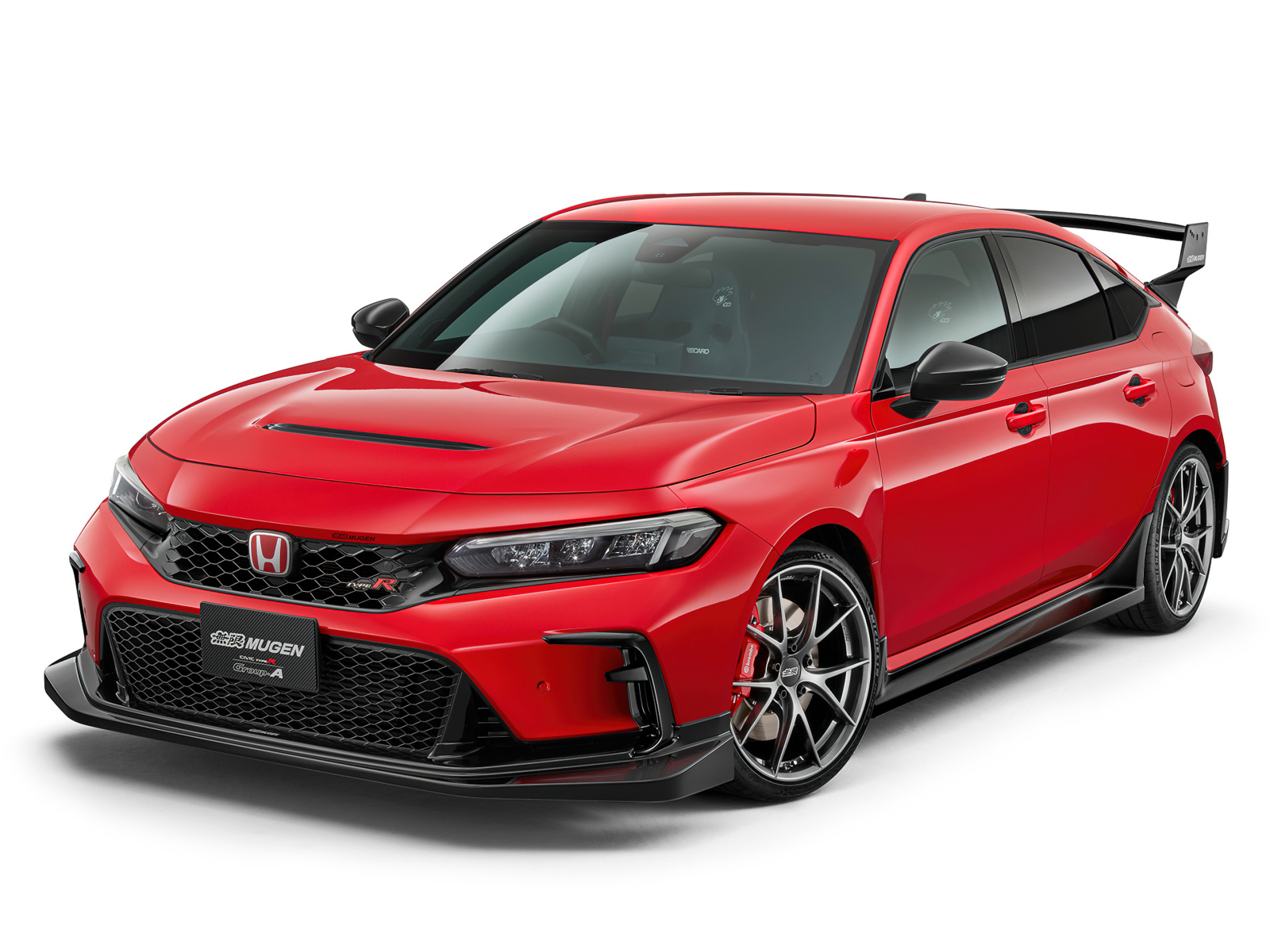 Красный автомобиль Mugen Honda Civic Type R 2024 года на белом фоне