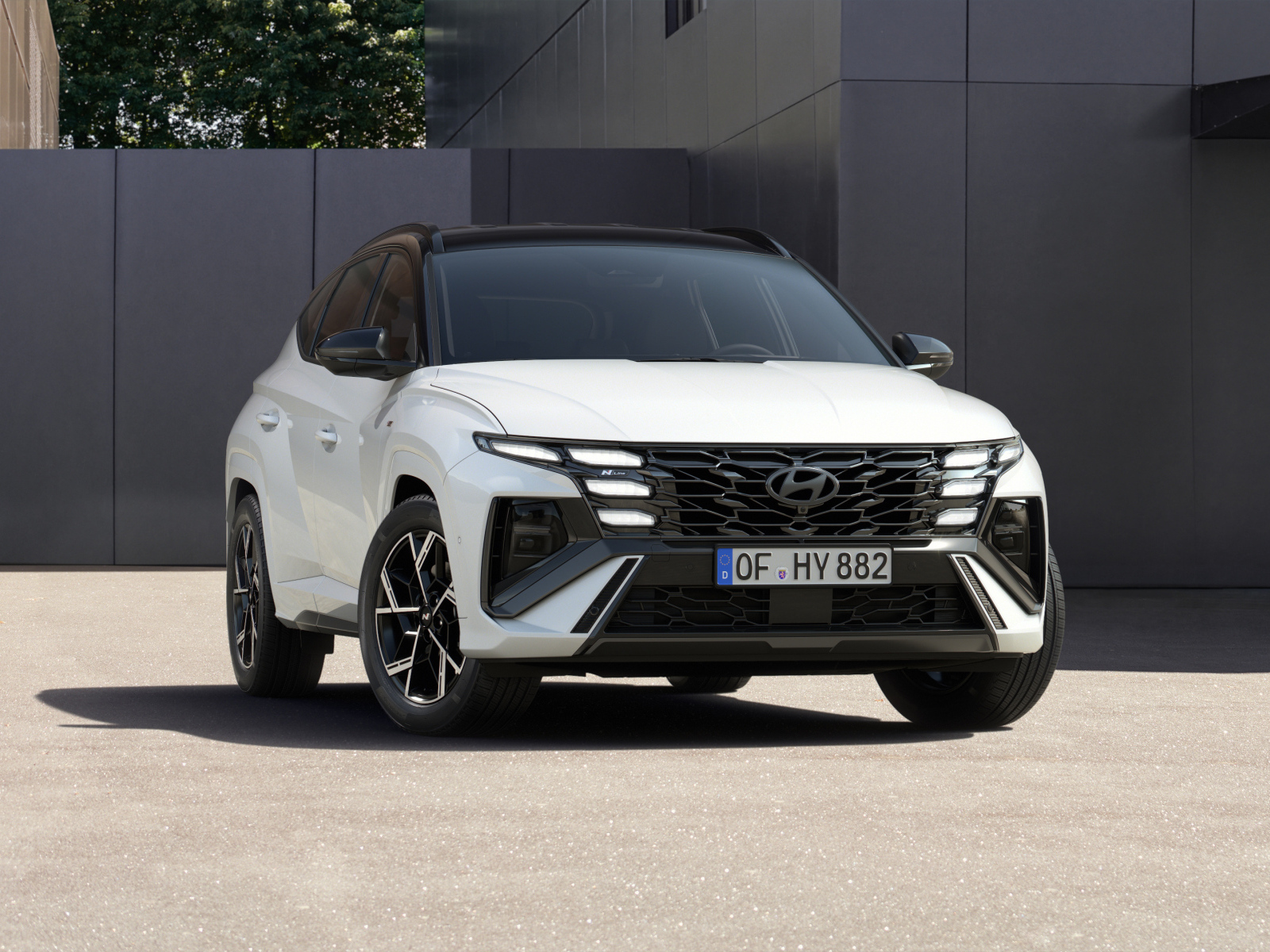 Белый автомобиль Hyundai Tucson N Line 2024 года