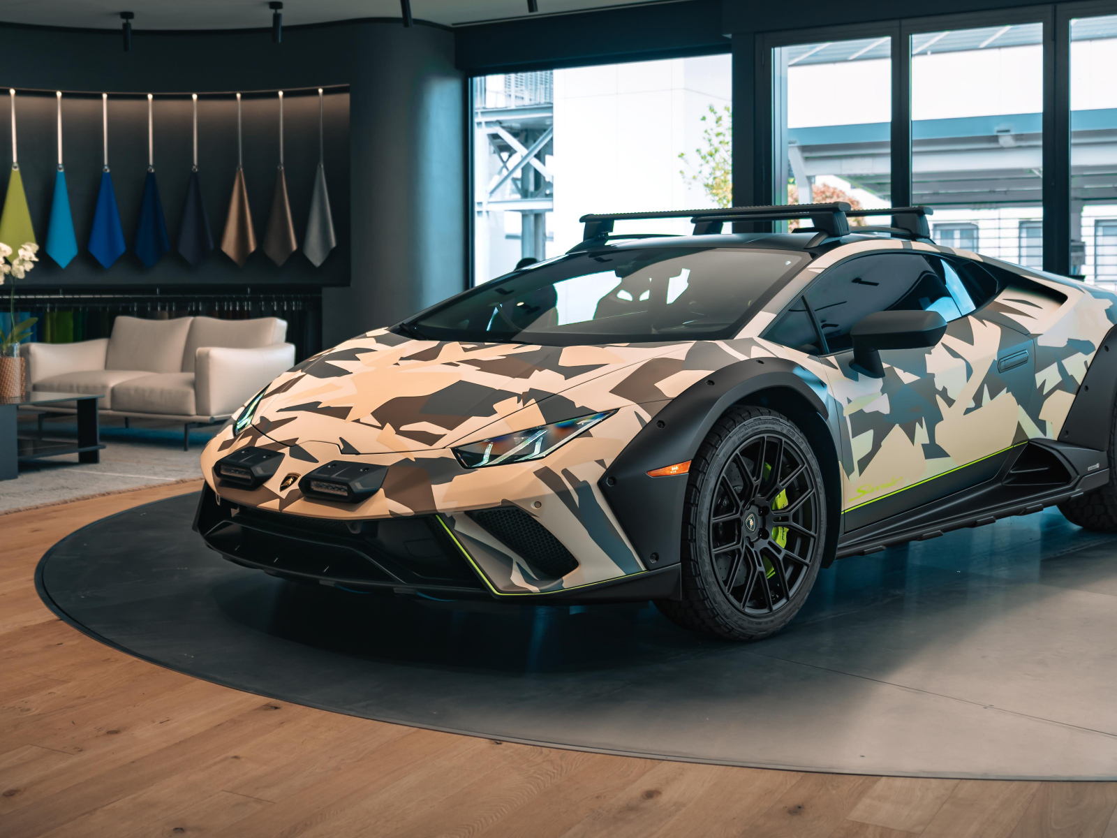 Автомобиль  Lamborghini Huracán Sterrato All-Terrain Ad Personam 2024  года в доме