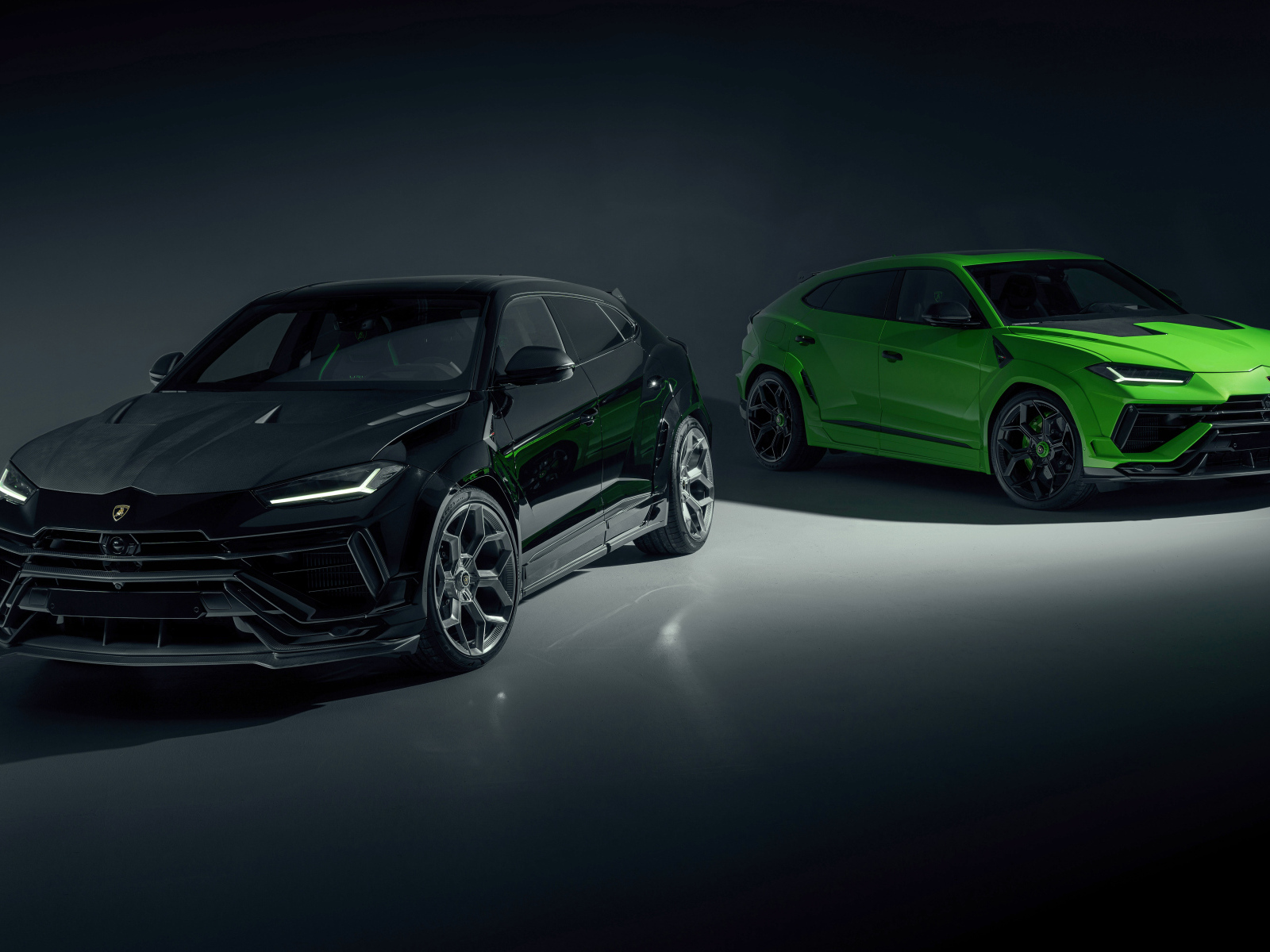 Черный и зеленый автомобиль Lamborghini Urus